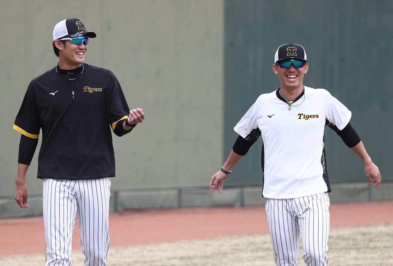 22年4月21日、鳴尾浜でチームに合流し笑顔を見せる藤浪（左）と伊藤将