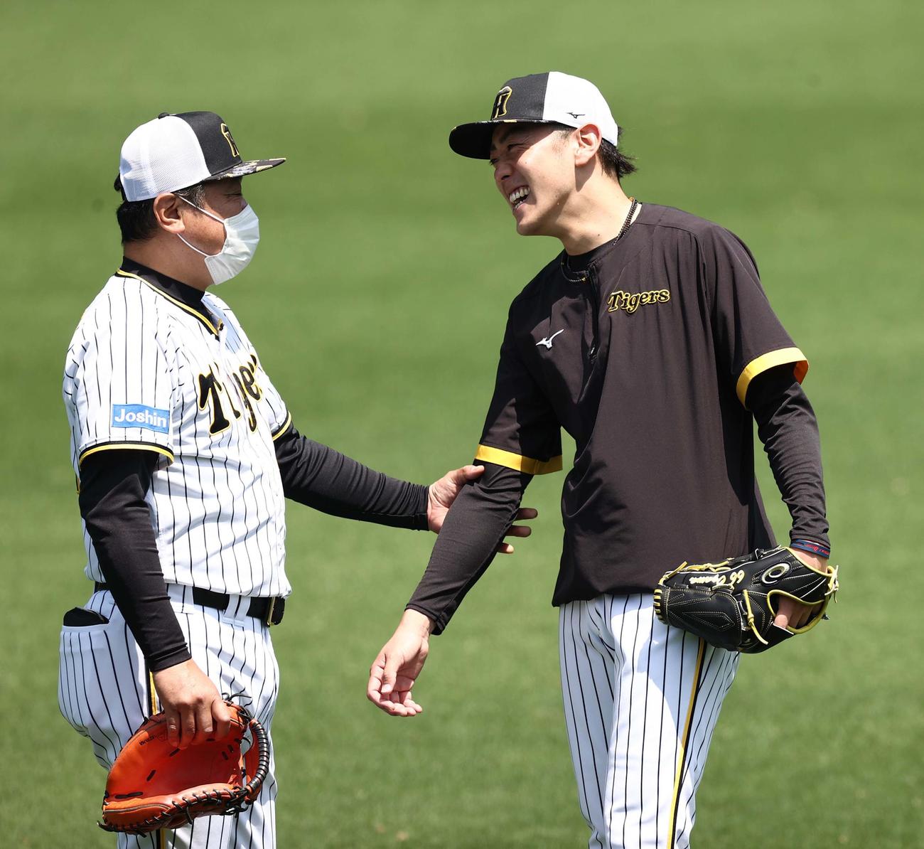 阪神片山ブルペン捕手（左）と右肘の状態を確認する小川一平（22年4月25日撮影）
