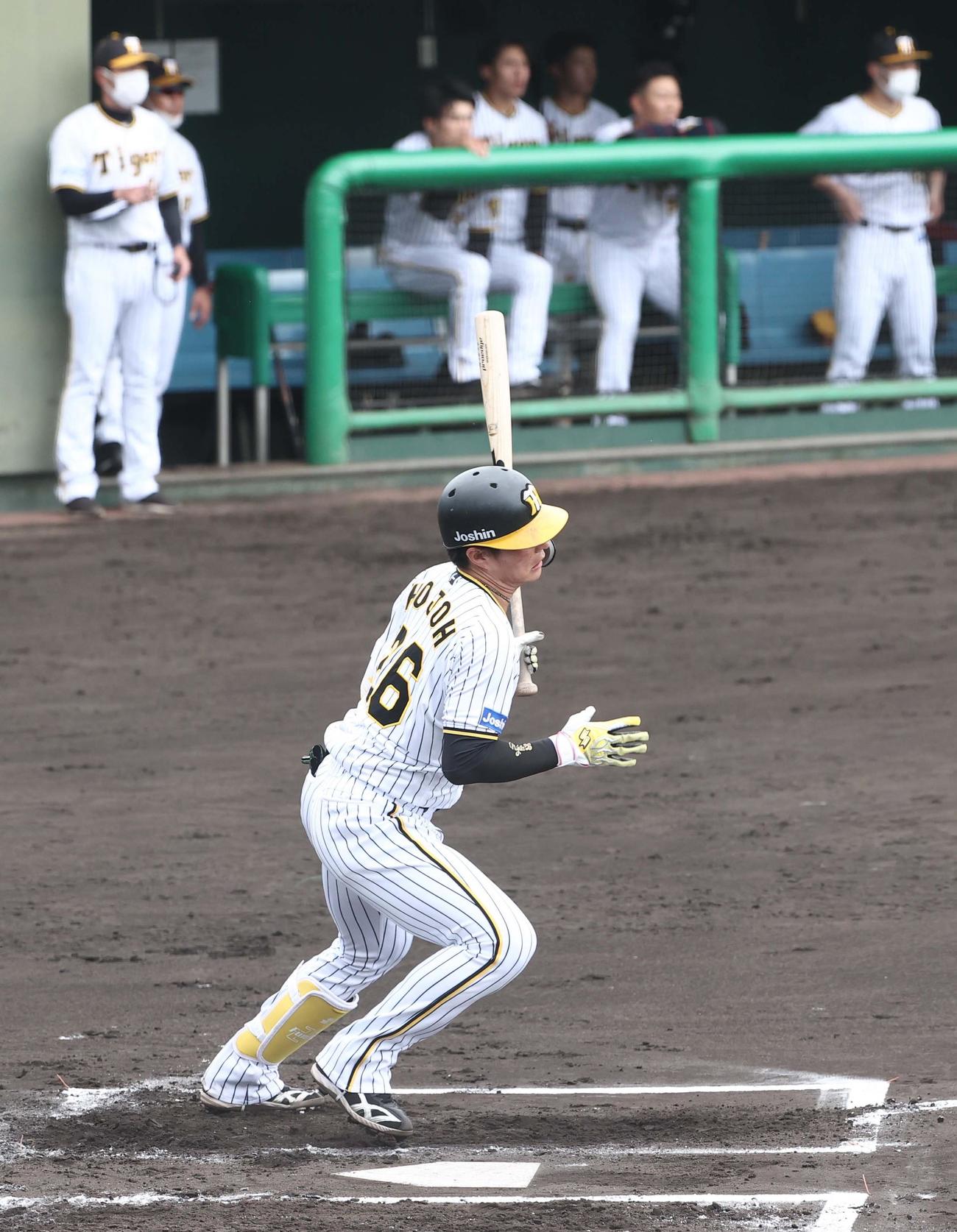 阪神ファーム対カナフレックス　1回裏阪神無死一塁、左前安打を放つ北條史也（撮影・上田博志）