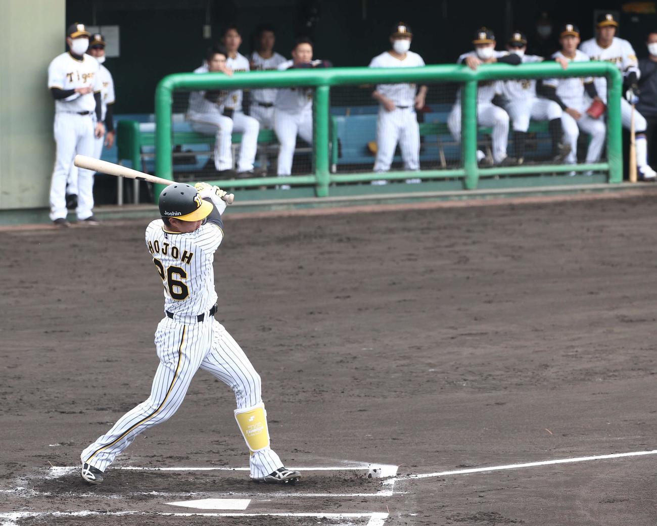 阪神ファーム対カナフレックス　1回裏阪神無死一塁、左前安打を放つ北條史也（撮影・上田博志）