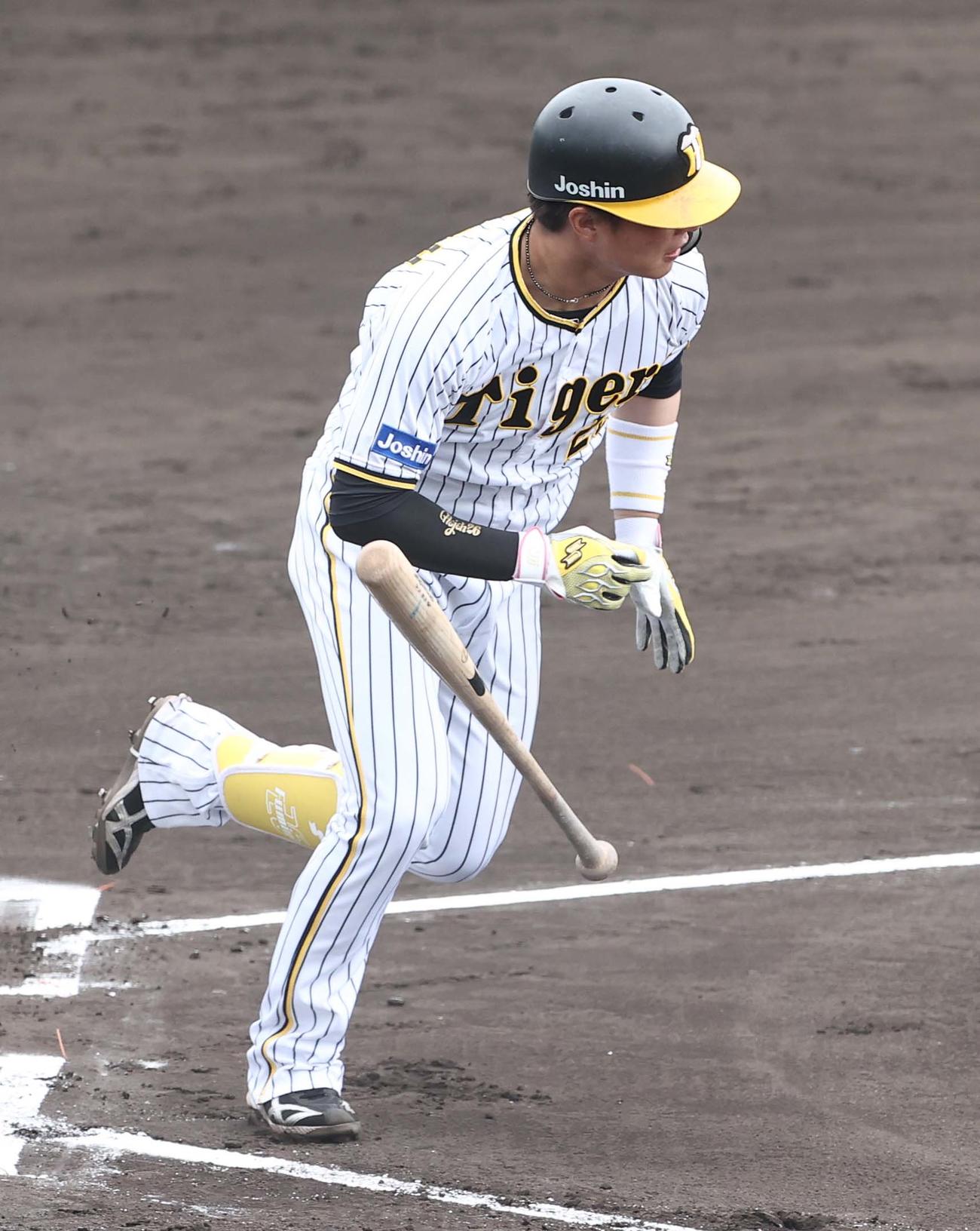 阪神ファーム対カナフレックス　1回裏阪神無死一塁、左前安打を放つ北條史也（撮影・上田博志）