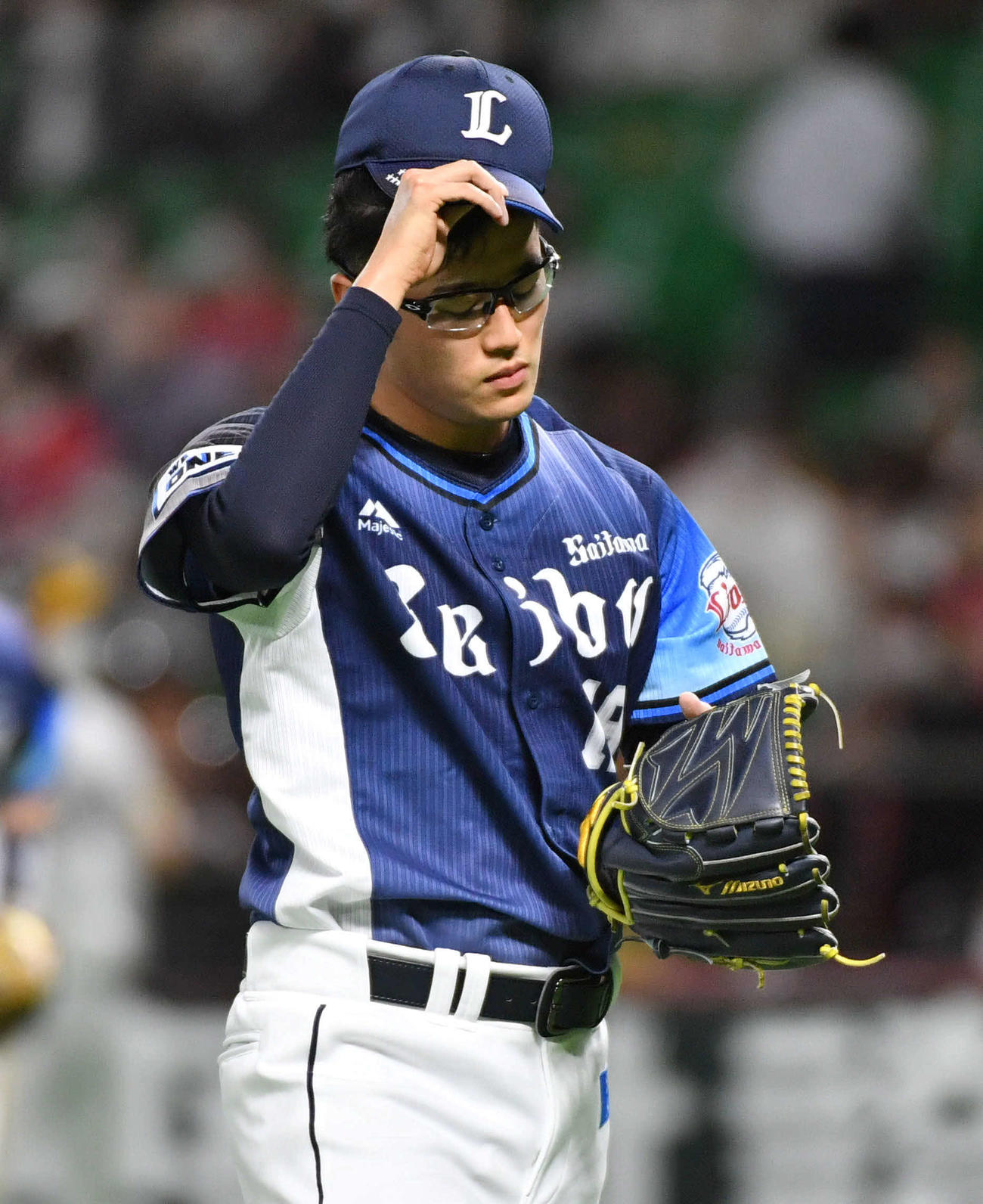 ソフトバンク対西武　2回裏、柳町に先制打を打たれた佐藤は肩を落としてベンチへ戻る（撮影・岩下翔太）
