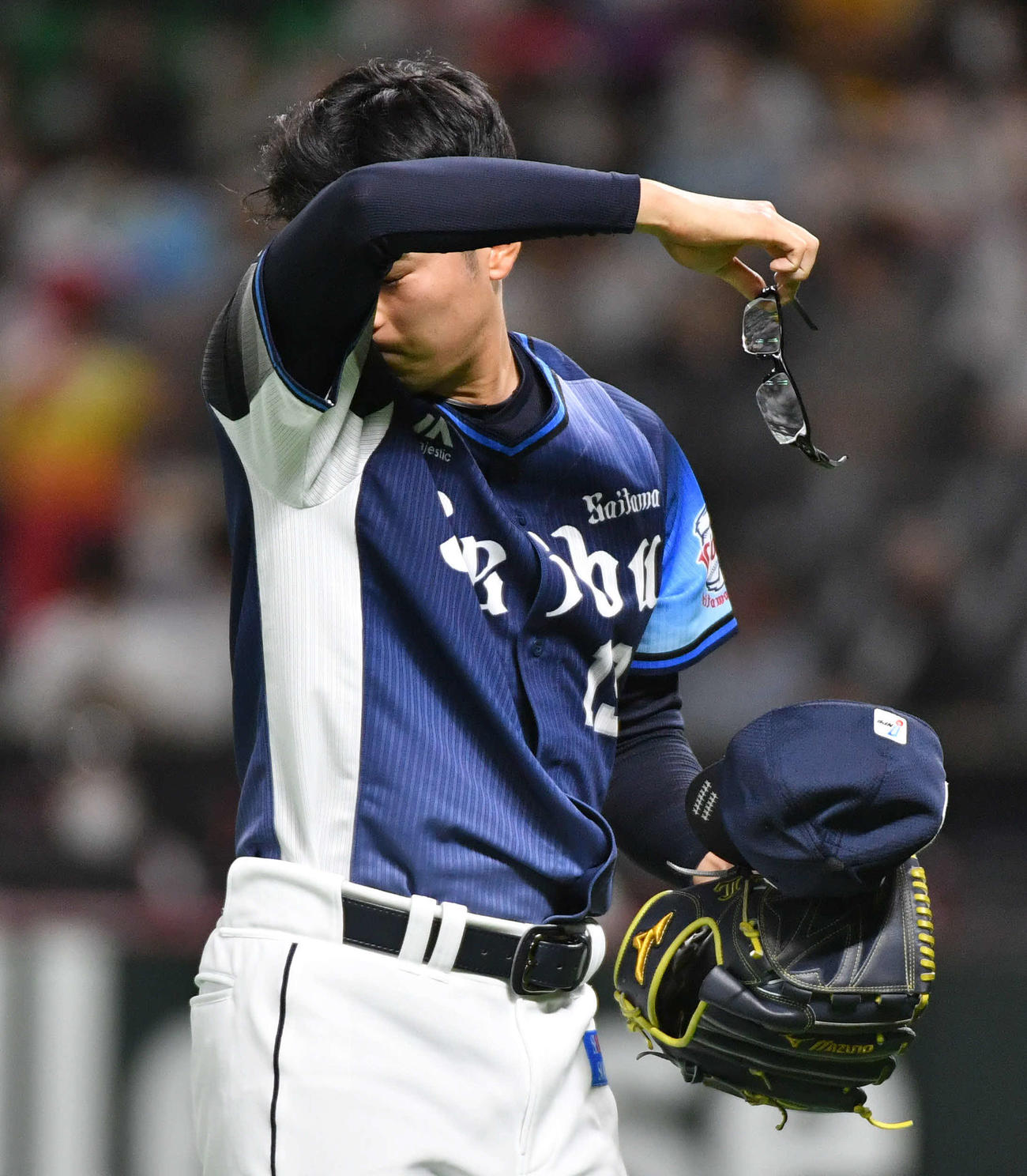ソフトバンク対西武　2回裏、柳町に先制打を打たれた佐藤は肩を落としてベンチへ戻る（撮影・岩下翔太）