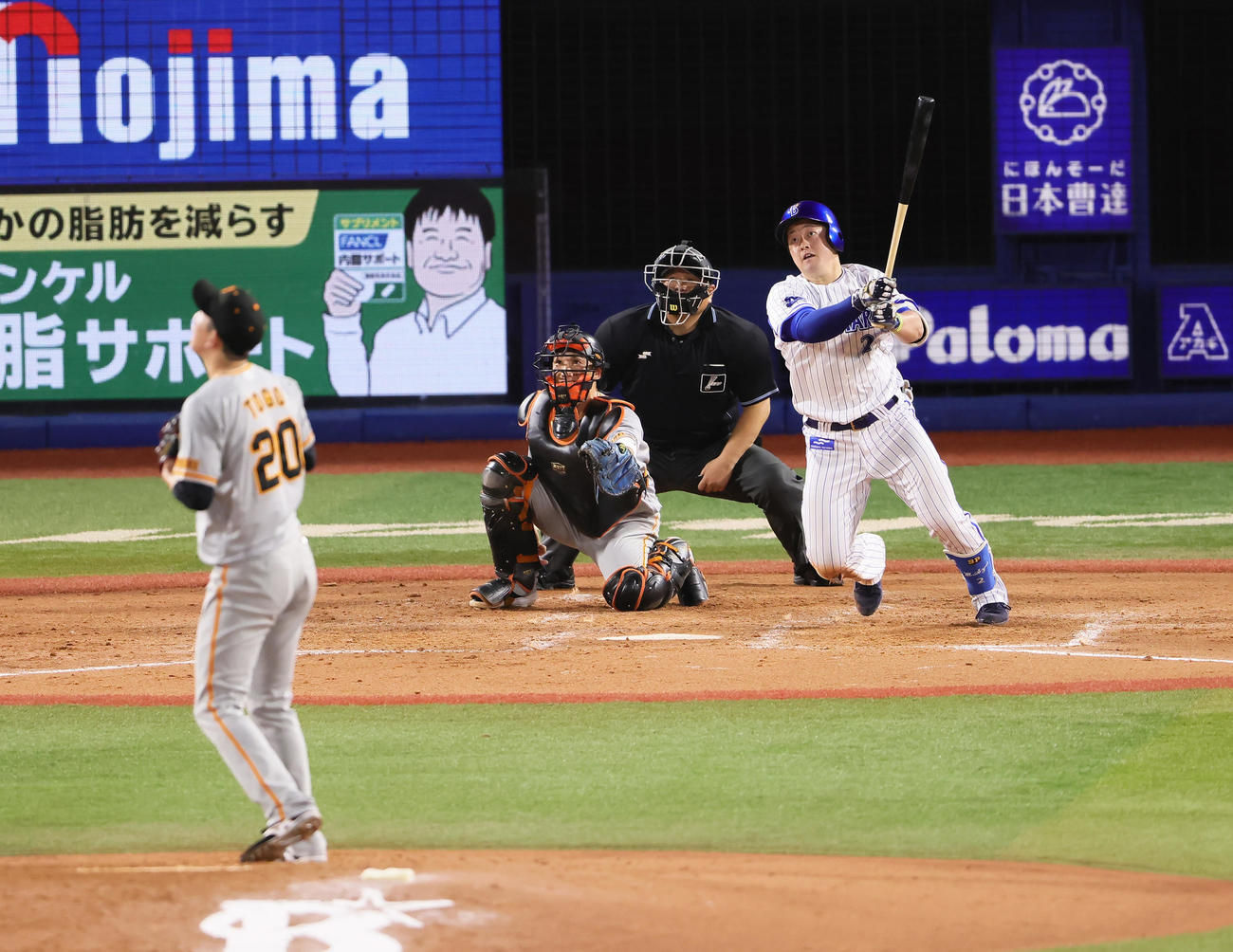 DeNA対巨人5回裏DeNA2死三塁、牧は左中間への2点本塁打を放つ。投手戸郷（撮影・足立雅史）