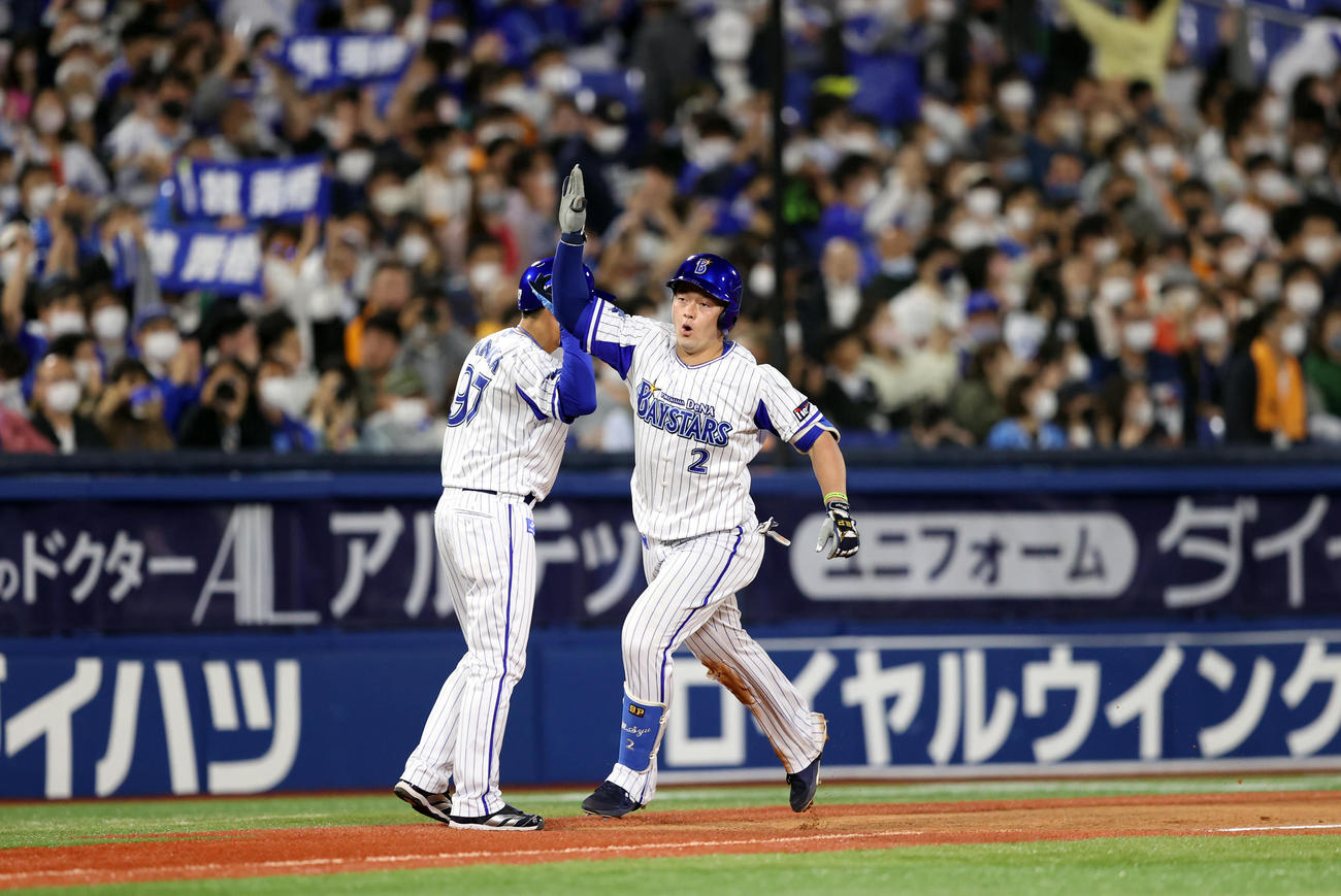 DeNA対巨人　5回裏DeNA2死三塁、2点本塁打を放ちダイヤモンドを回る牧（撮影・狩俣裕三）