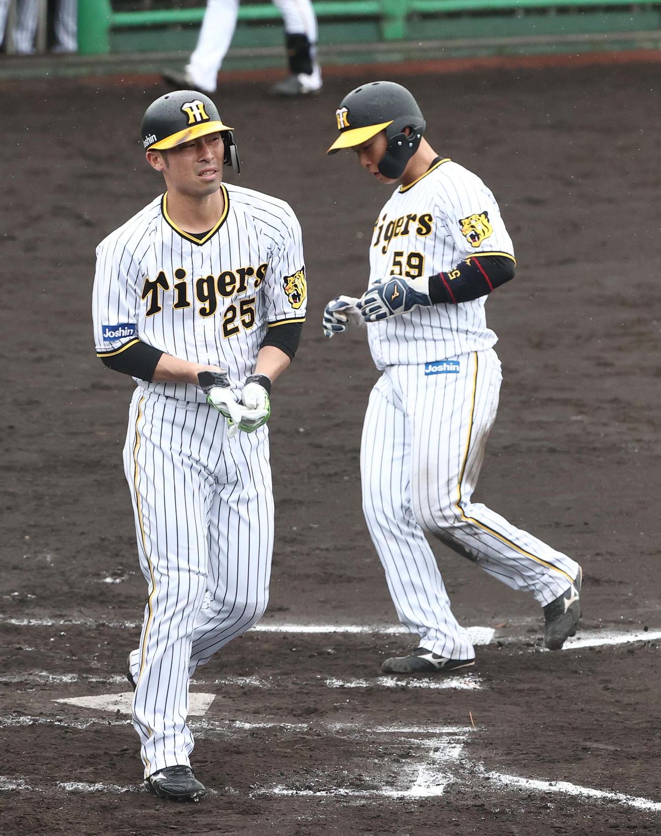 阪神ファーム対カナフレックス　7回裏阪神1死満塁、江越（左）は押し出し四球を選ぶ（撮影・上田博志）