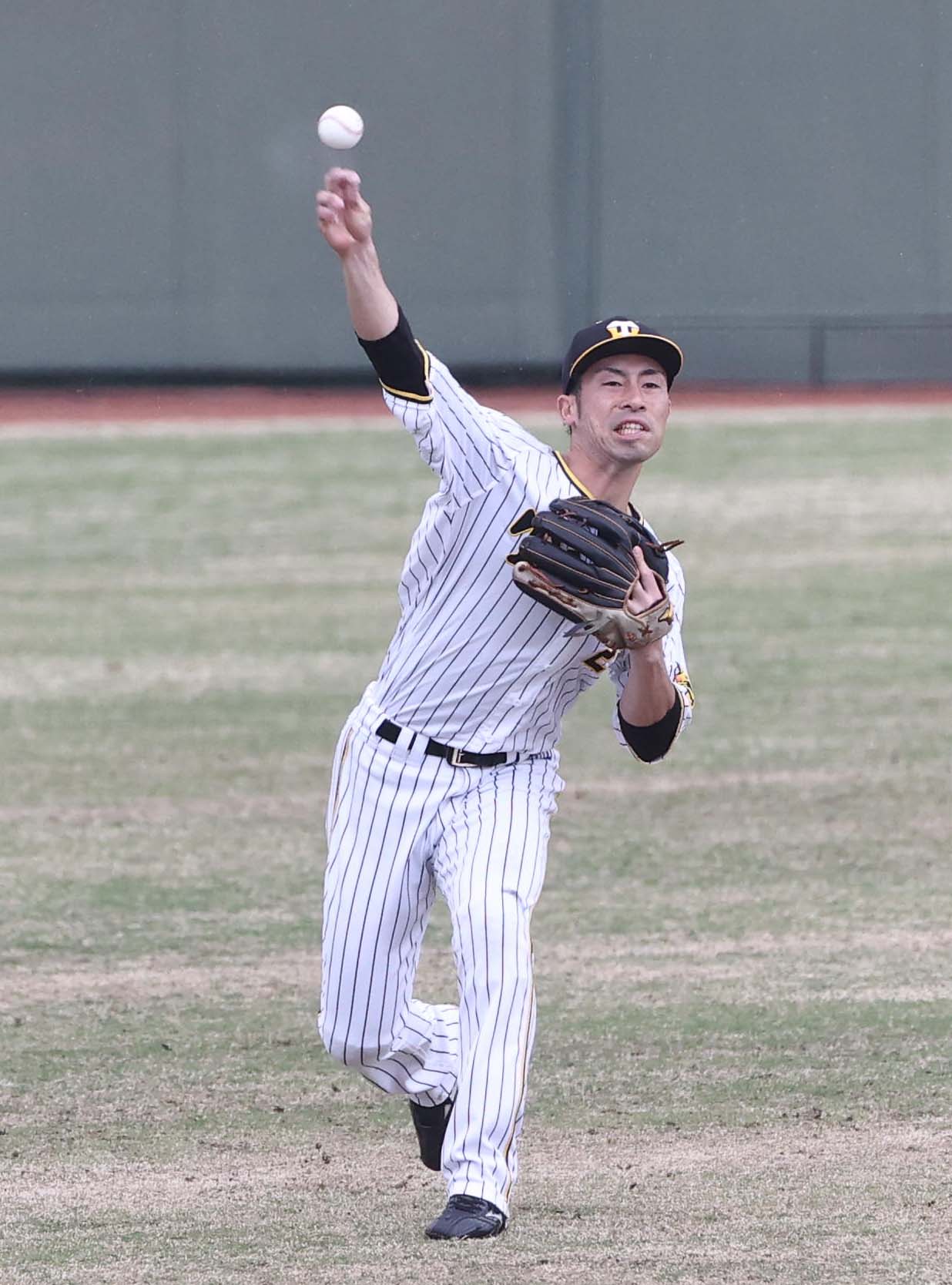 阪神ファーム対カナフレックス　9回表カナフレックス2死満塁、喜来の左前適時打を処理する江越（撮影・上田博志）