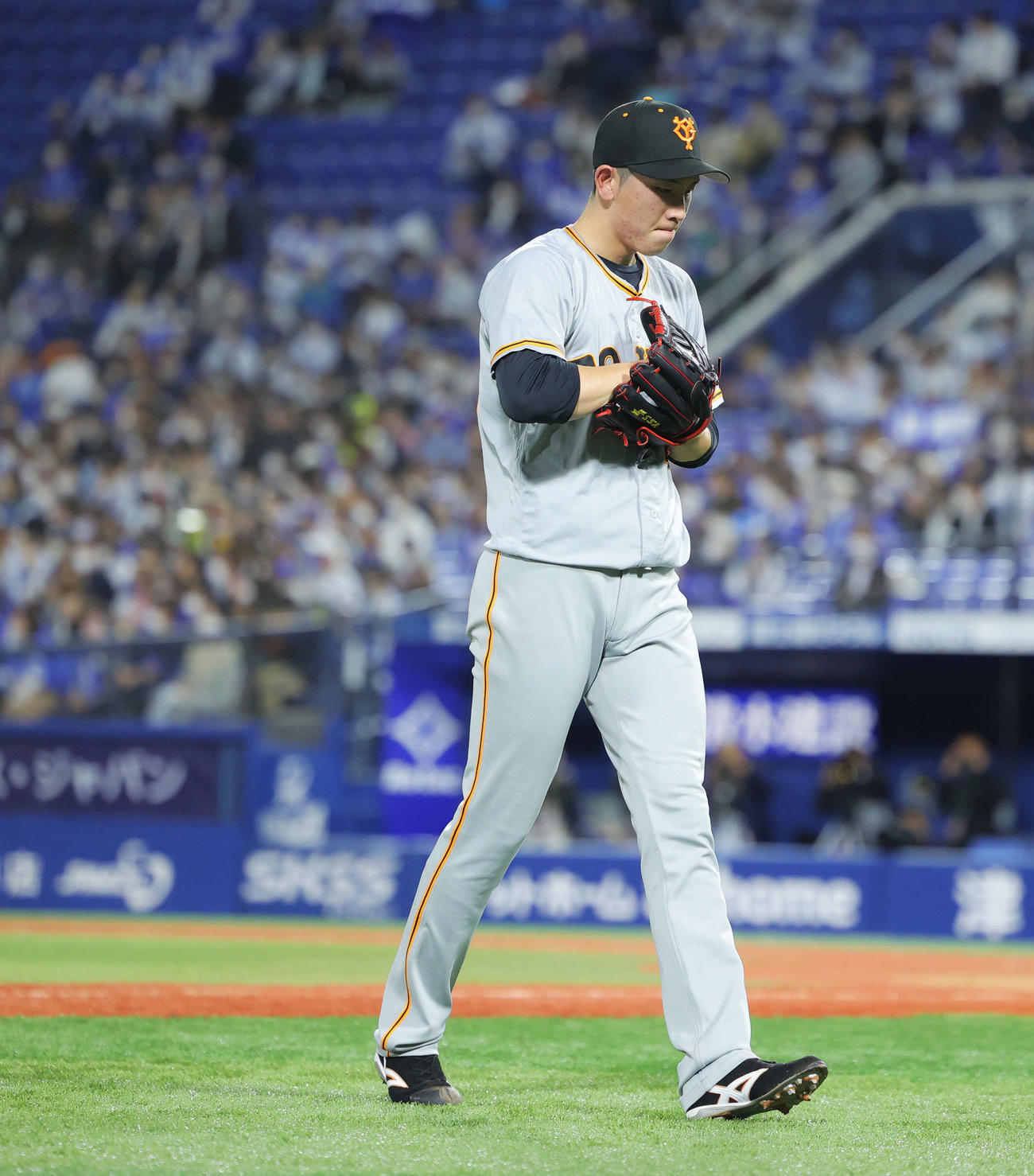 DeNA対巨人　5回裏DeNA2死、降板する戸郷（撮影・河田真司）