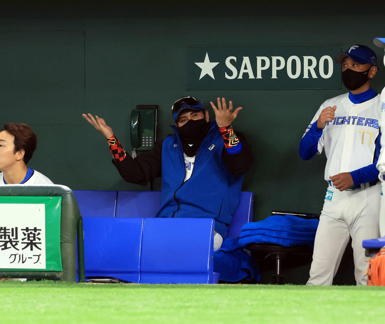 日本ハム対オリックス　8回表オリックスの攻撃中、なぜ？　と問いかけるようなポーズの新庄監督（撮影・浅見桂子）