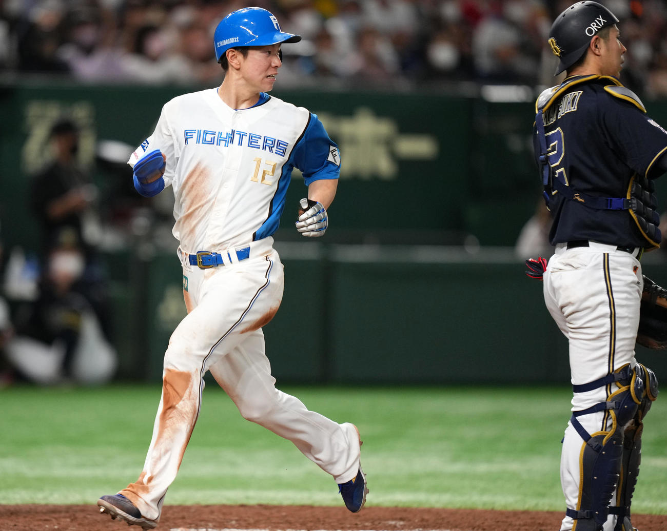 日本ハム対オリックス　4回裏日本ハム無死一、三塁、重盗を成功させ生還する松本（左）（撮影・横山健太）