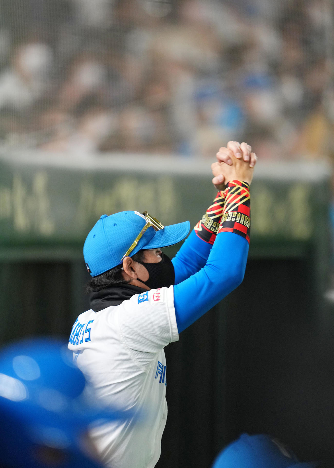 日本ハム対オリックス　8回裏日本ハム2死井一、二塁、チャンスを迎え祈る新庄監督（撮影・横山健太）