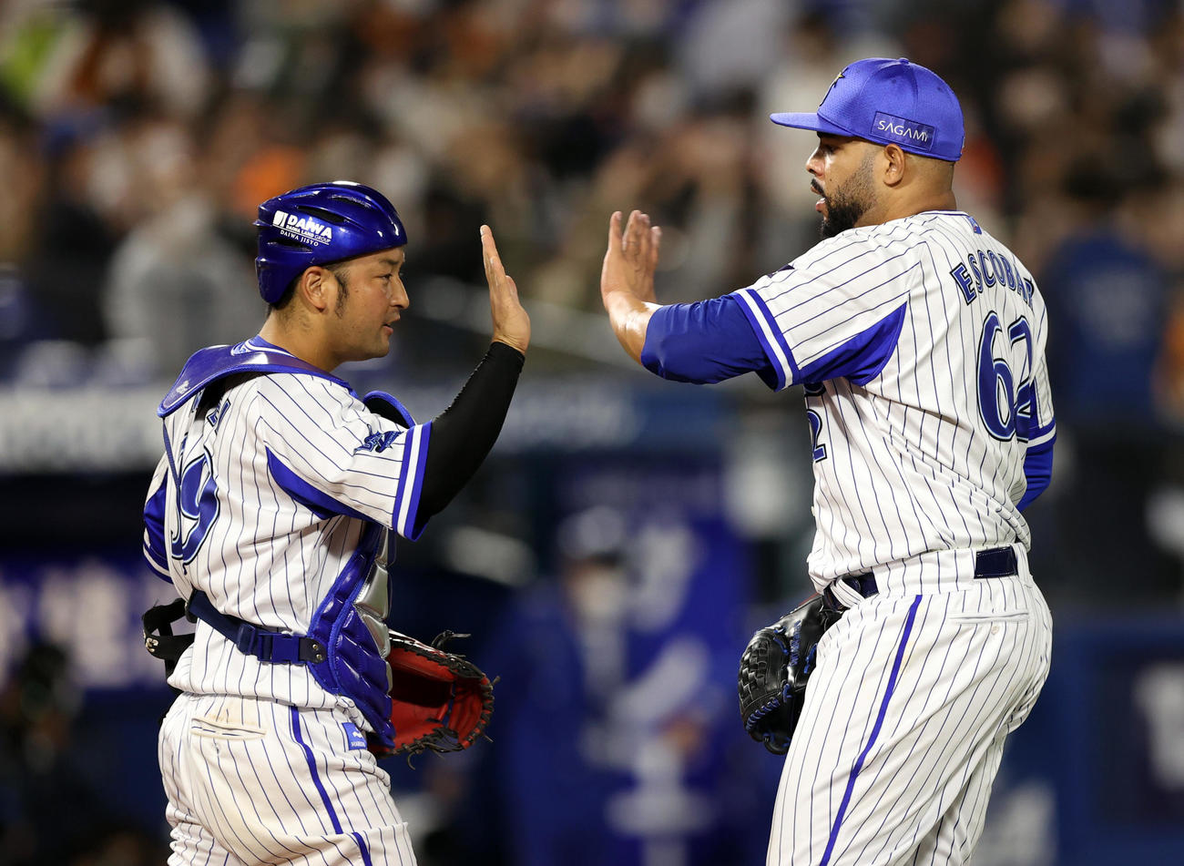 DeNA対巨人　試合後、タッチを交わす嶺井（左）とエスコバー（撮影・狩俣裕三）