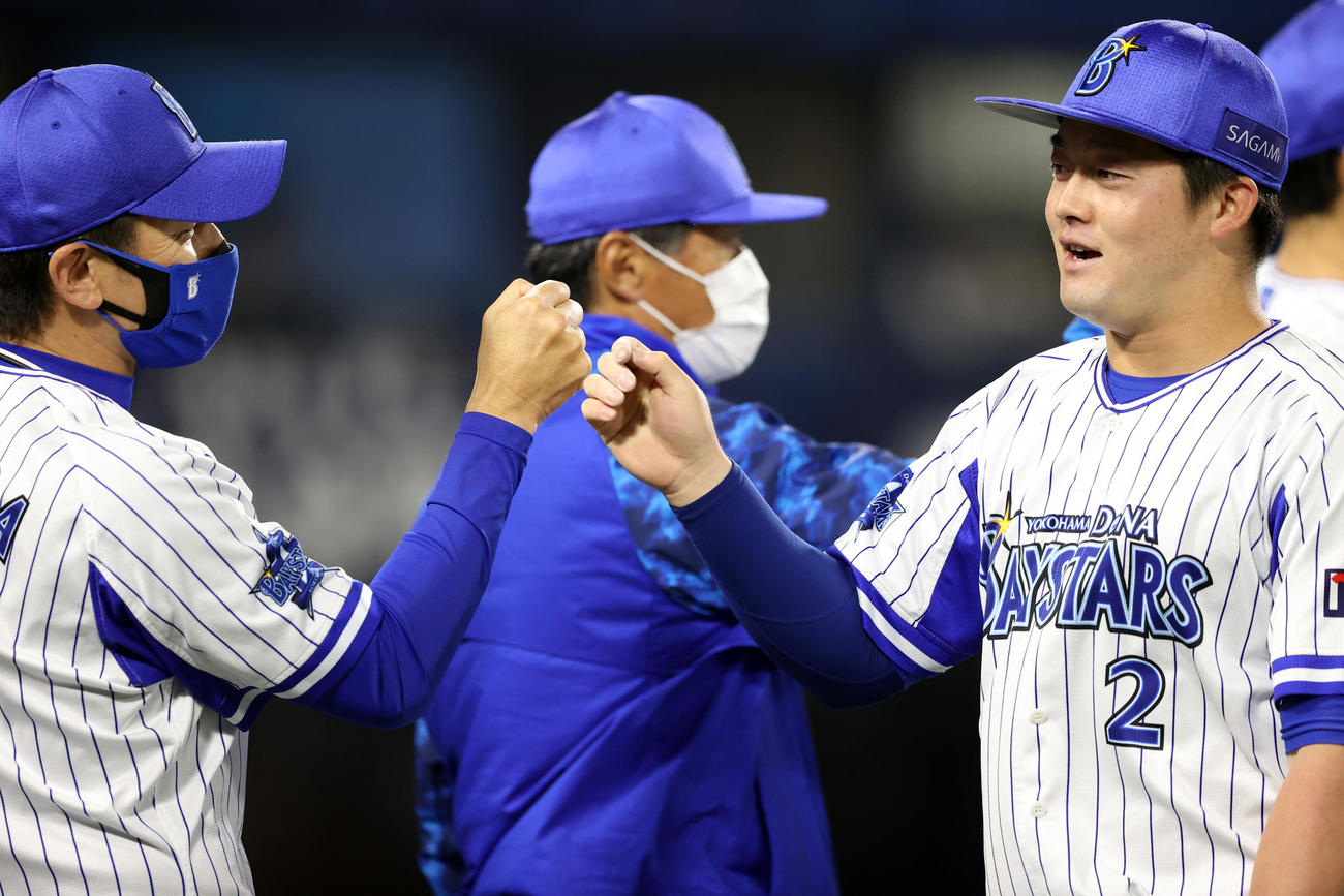 DeNA対巨人　試合後、タッチを交わすDeNA三浦監督（左）と牧（撮影・狩俣裕三）