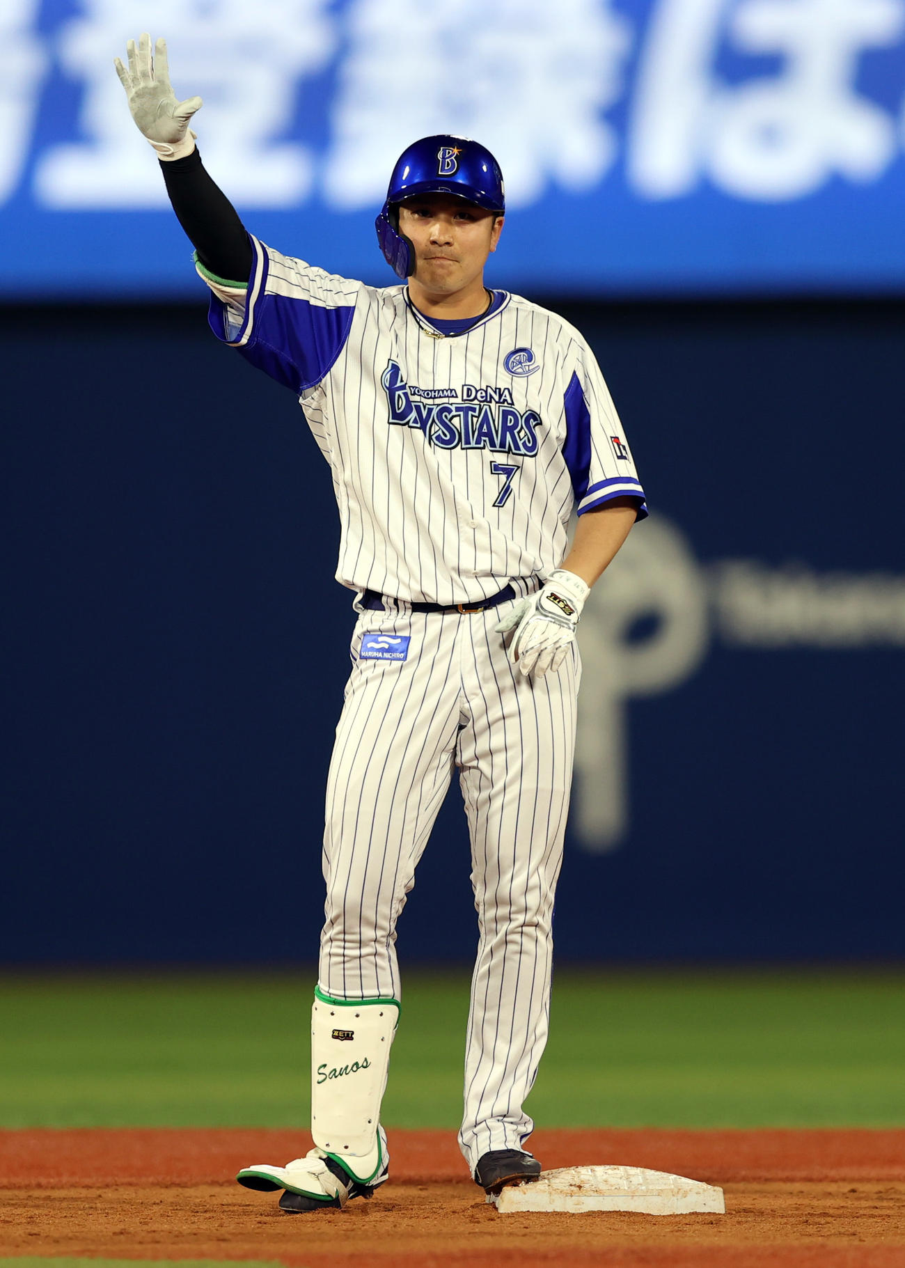 DeNA対巨人　5回裏DeNA1死二、三塁、適時二塁打を放つ佐野（撮影・狩俣裕三）
