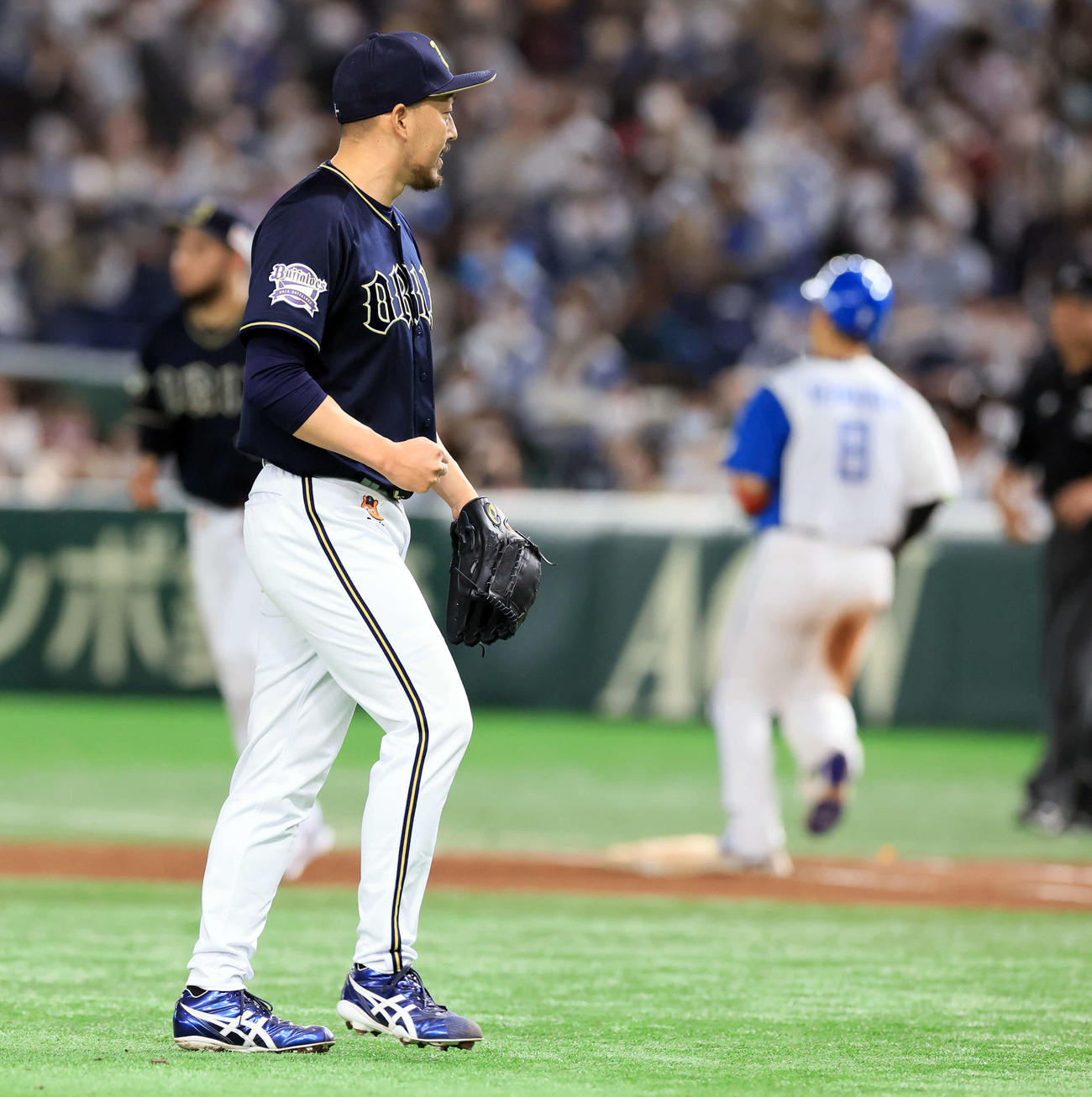 日本ハム対オリックス　10回裏日本ハム2死、近藤（後方）を二塁ゴロに仕留めた平野佳は小さく拳を握る（撮影・浅見桂子）