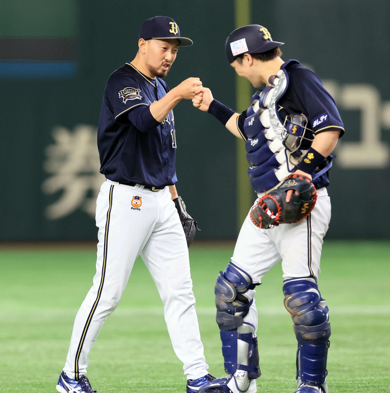 日本ハム対オリックス　10回裏日本ハムの攻撃を抑えて日米通算200セーブを決めた平野佳（左）は伏見と力強くグータッチ（撮影・浅見桂子）