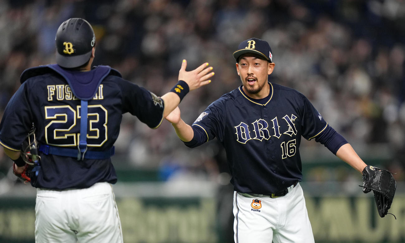 日本ハム対オリックス　10回裏を無失点に抑え日米通算200セーブを達成したオリックス平野佳（撮影・横山健太）