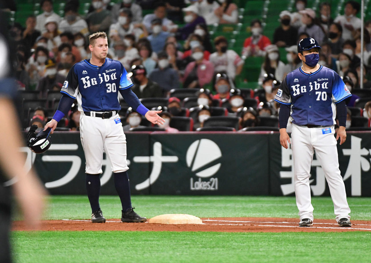 ソフトバンク対西武　8回表西武1死一塁、外崎の左飛からの帰塁の際に二塁を踏みアウトと判定され、不満そうに手を広げるオグレイディ（撮影・岩下翔太）