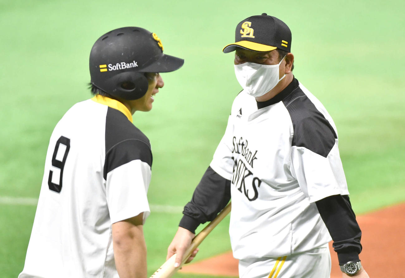 ソフトバンク対西武　1軍に合流した柳田（左）と笑顔で話す藤本監督（撮影・岩下翔太）