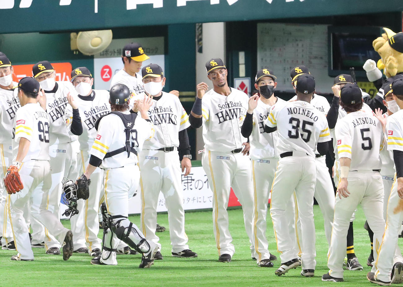 ソフトバンク対西武　西武に勝利し甲斐拓也とハイタッチをかわす藤本博史監督、グラシアル、又吉克樹（撮影・梅根麻紀）