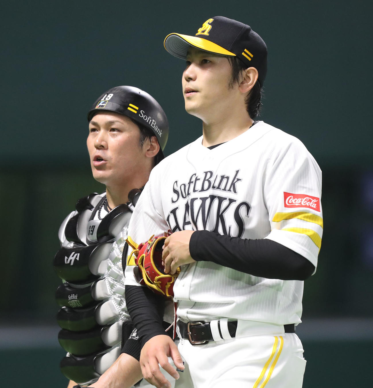 ソフトバンク対西武　4回表を投げ終え、甲斐（左）と話しながらベンチに戻る石川（撮影・屋方直哉）
