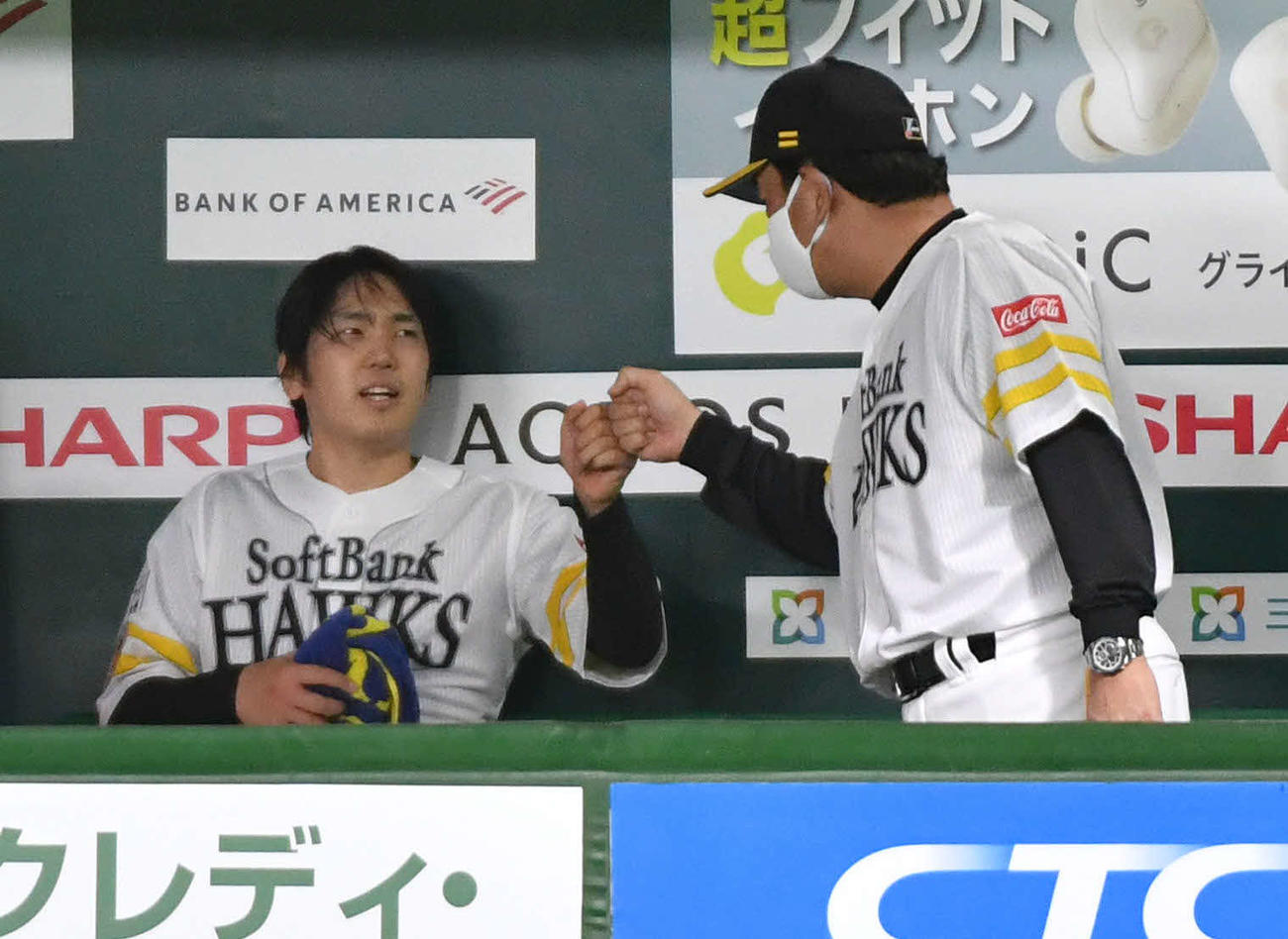 ソフトバンク対西武　6回表、降板となった石川（左）は、ベンチで藤本監督とグータッチ（撮影・岩下翔太）