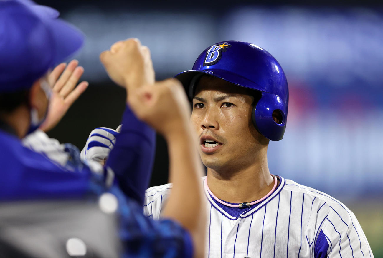 DeNA対巨人　5回裏DeNA1死二、三塁、佐野の適時二塁打で生還する桑原（撮影・狩俣裕三）