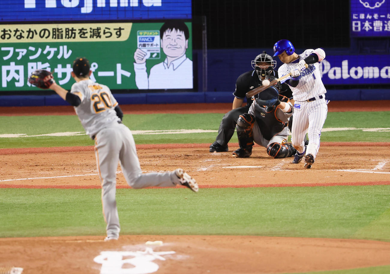 DeNA対巨人5回裏DeNA1死一、三塁、桑原は適時二塁打を放つ。投手戸郷（撮影・足立雅史）