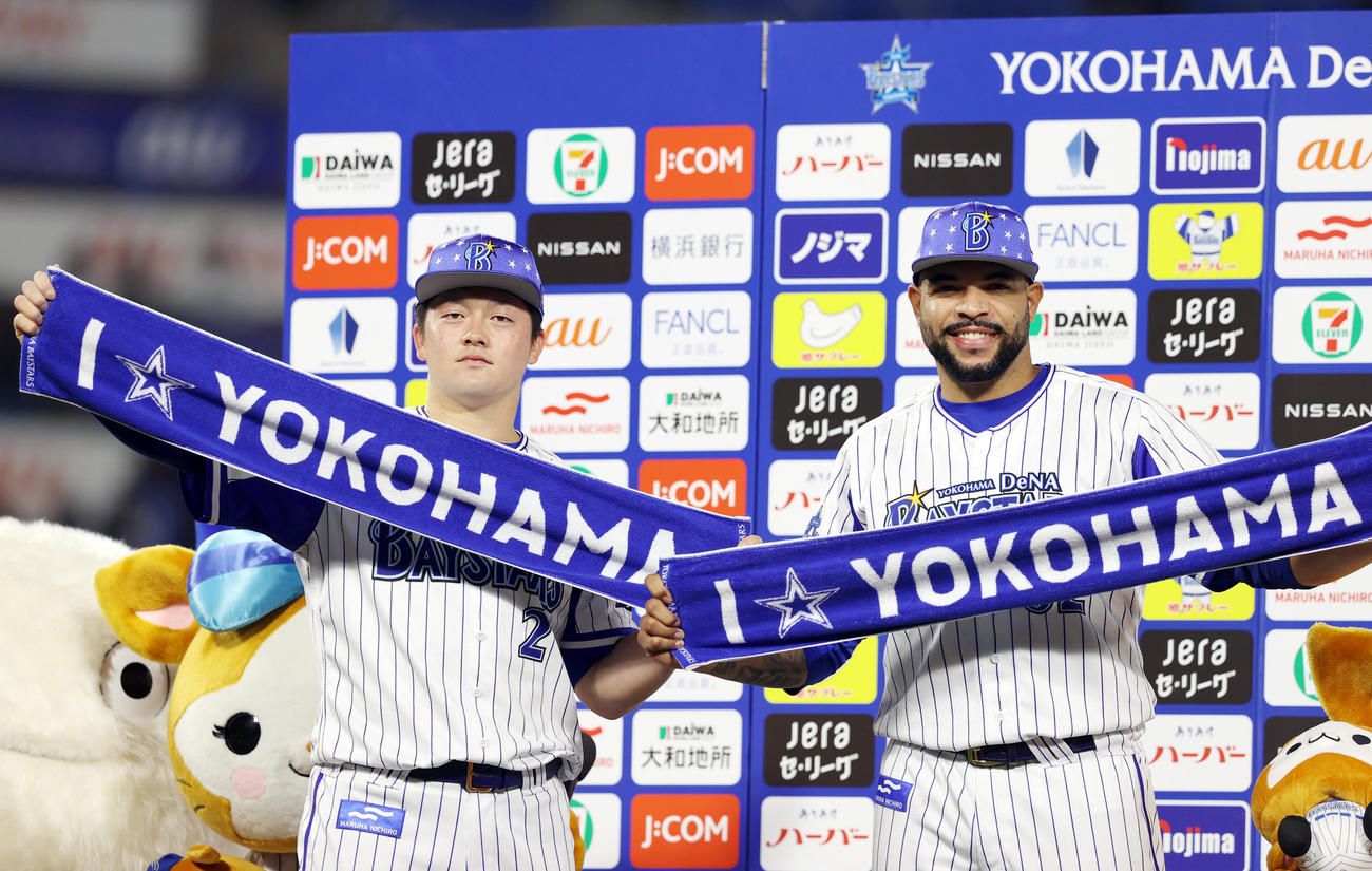 DeNA対巨人　ヒーローインタビュー後、記念撮影するDeNA牧（左）とエスコバー（撮影・狩俣裕三）