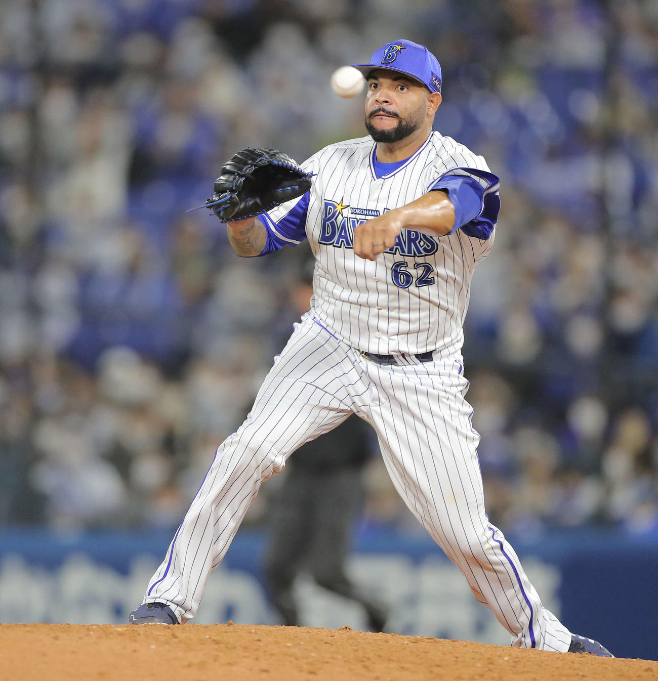 DeNA対巨人　9回表巨人無死一、二塁、吉川の投ゴロを三塁に送球するエスコバー（撮影・河田真司）