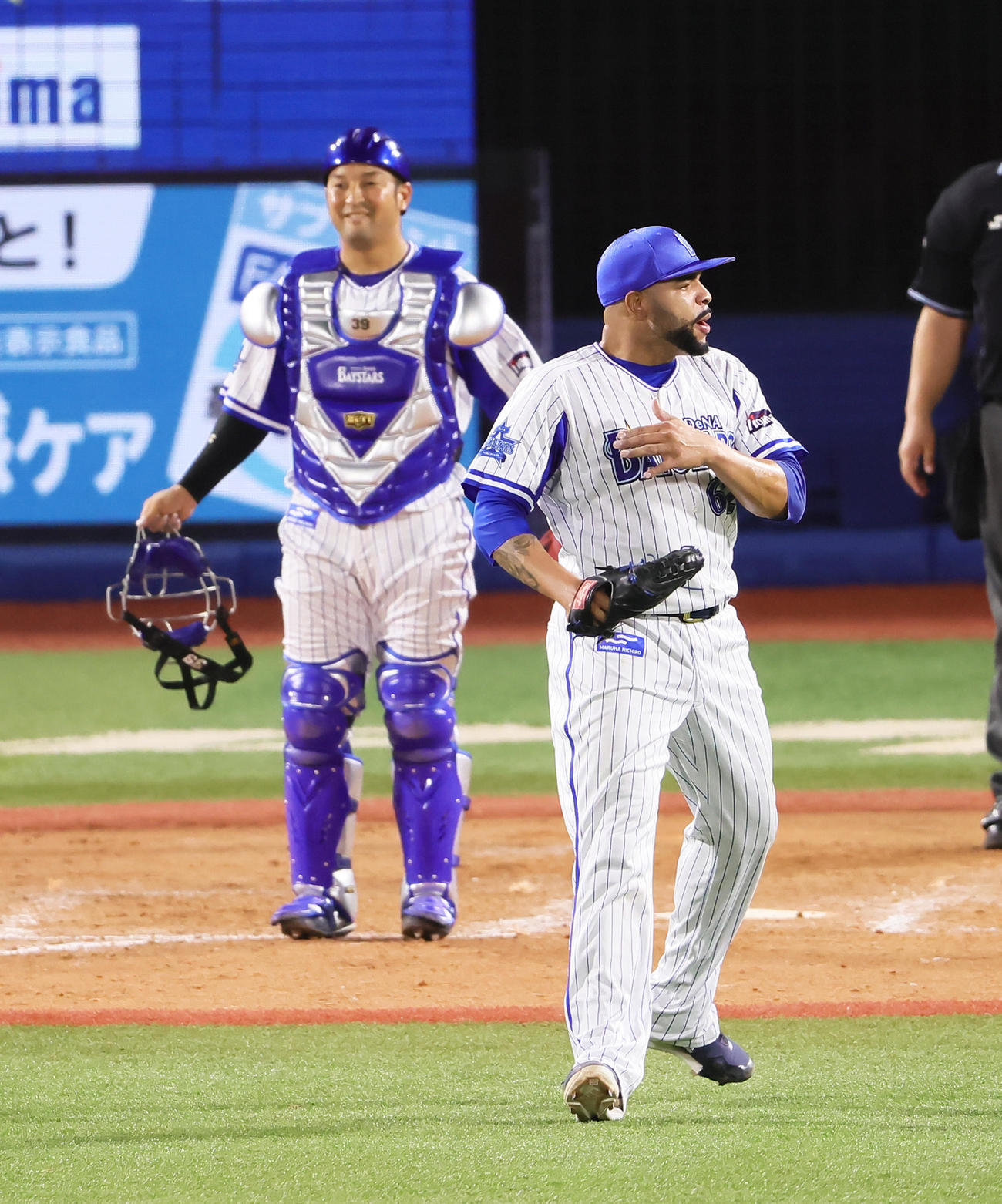 DeNA対巨人　9回表巨人2死一、二塁、代打中島を二飛に仕留めたエスコバー（右）。捕手嶺井（撮影・足立雅史）