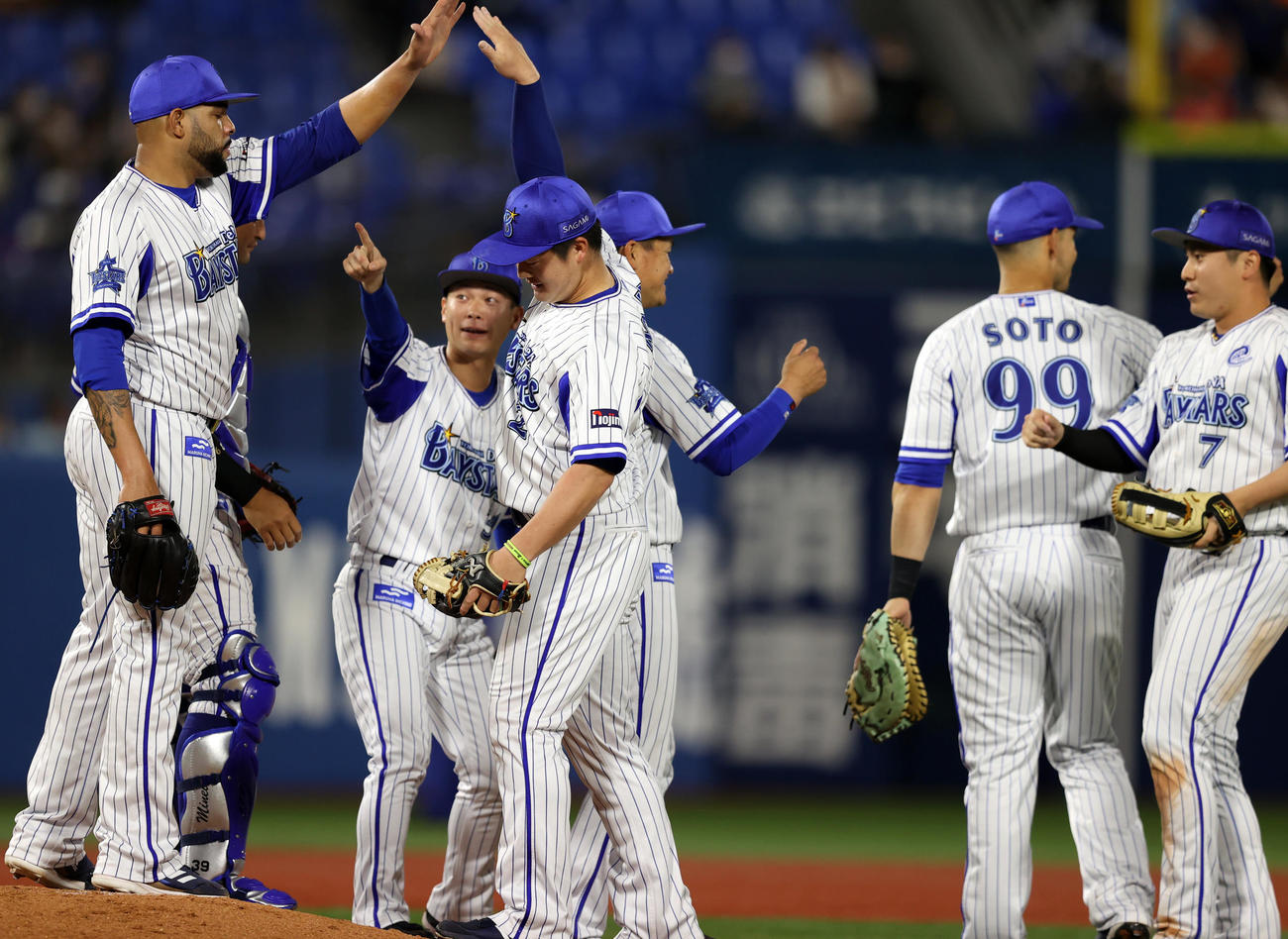 DeNA対巨人　試合後、勝利の喜びを分かち合うエスコバー（左端）、牧（左から3人目）らDeNAの選手たち（撮影・狩俣裕三）