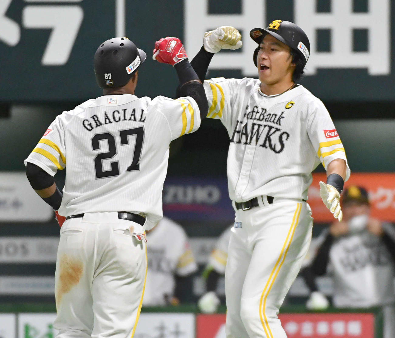 ソフトバンク対西武　7回裏ソフトバンク無死一塁、2点本塁打を放ったグラシアル（左）を笑顔で迎える柳田（撮影・岩下翔太）