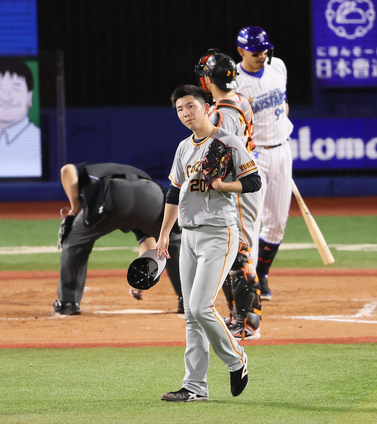 DeNA対巨人5回裏DeNAに連打で逆転を許し首をひねる戸郷（撮影・足立雅史）