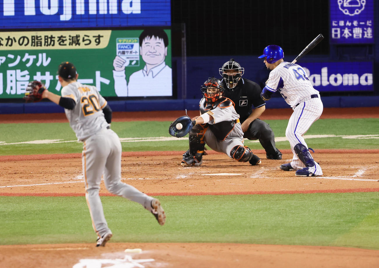 DeNA対巨人5回裏DeNA1死三塁、ロメロは四球を選ぶ。投手戸郷（撮影・足立雅史）
