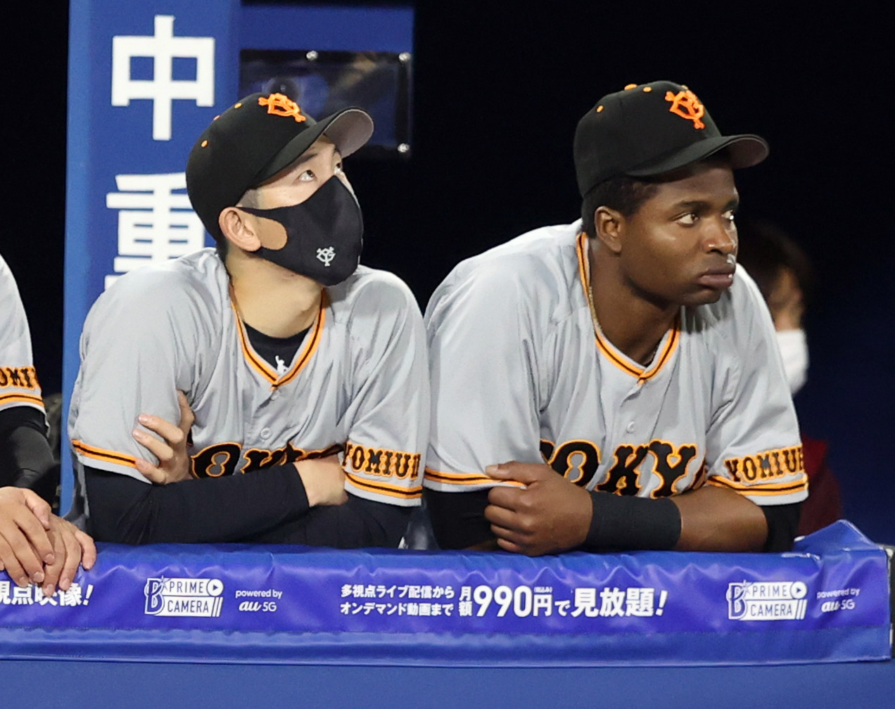 DeNA対巨人　試合後、ぶぜんとした表情の戸郷（左）とポランコ（撮影・狩俣裕三）