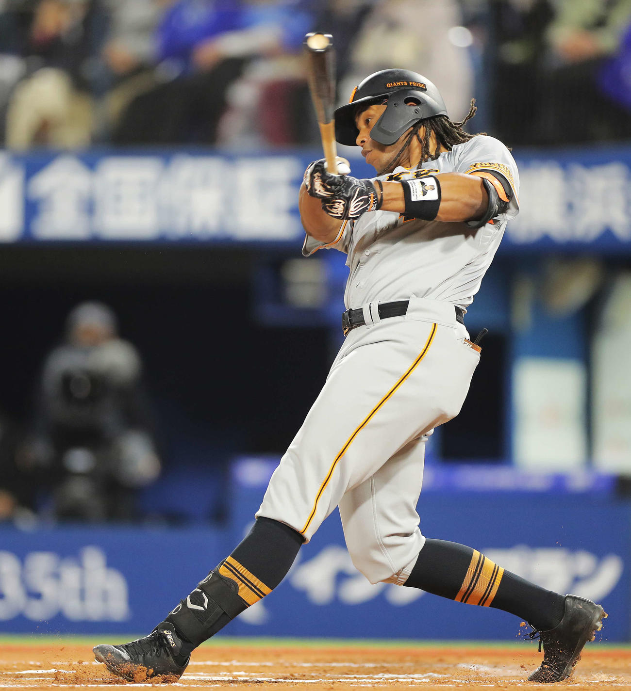 DeNA対巨人　6回表巨人2死三塁、左翼線に適時二塁打を放つウォーカー（撮影・河田真司）