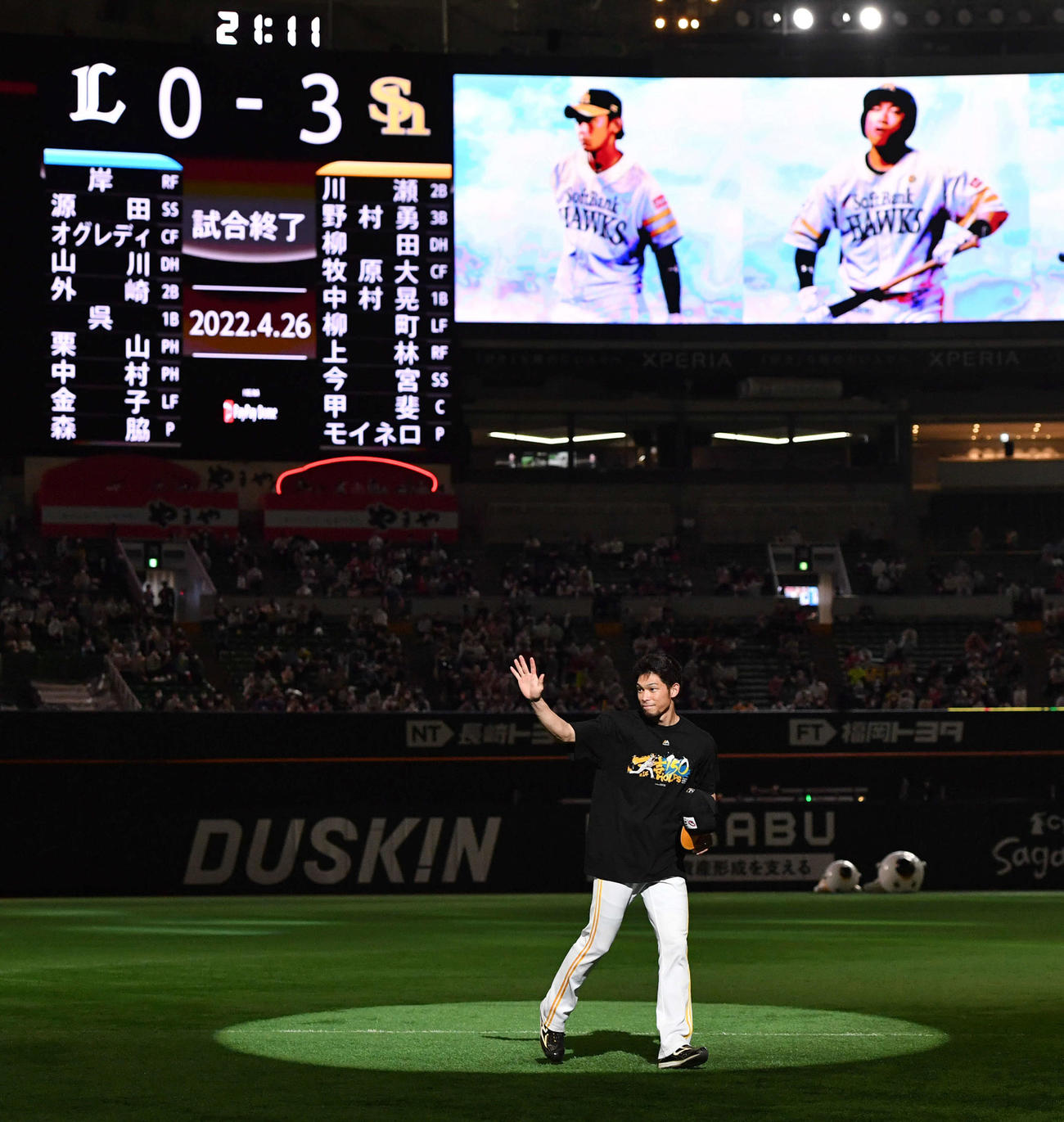 ソフトバンク対西武　通算150ホールドを達成したソフトバンク又吉は、ファンに手を振りながらグラウンドを一周する（撮影・岩下翔太）