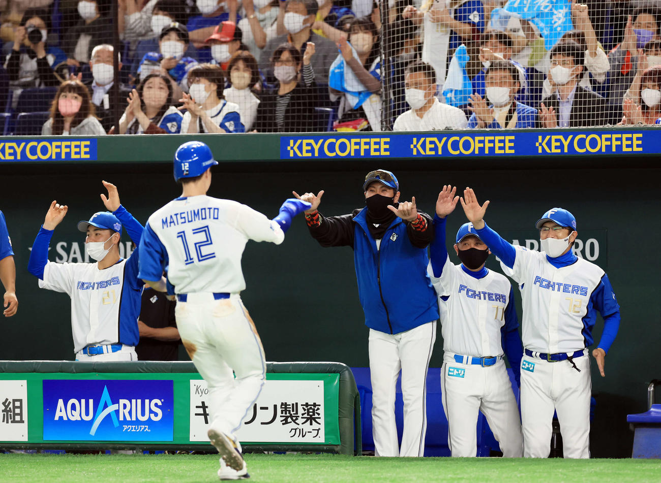 日本ハム対オリックス　4回裏日本ハム無死一、三塁、一塁走者石井が二塁盗塁を決めると、三塁走者松本剛（手前）も本塁盗塁で生還し、笑顔のビッグボスポーズで迎える新庄監督（中央）ら（撮影・浅見桂子）