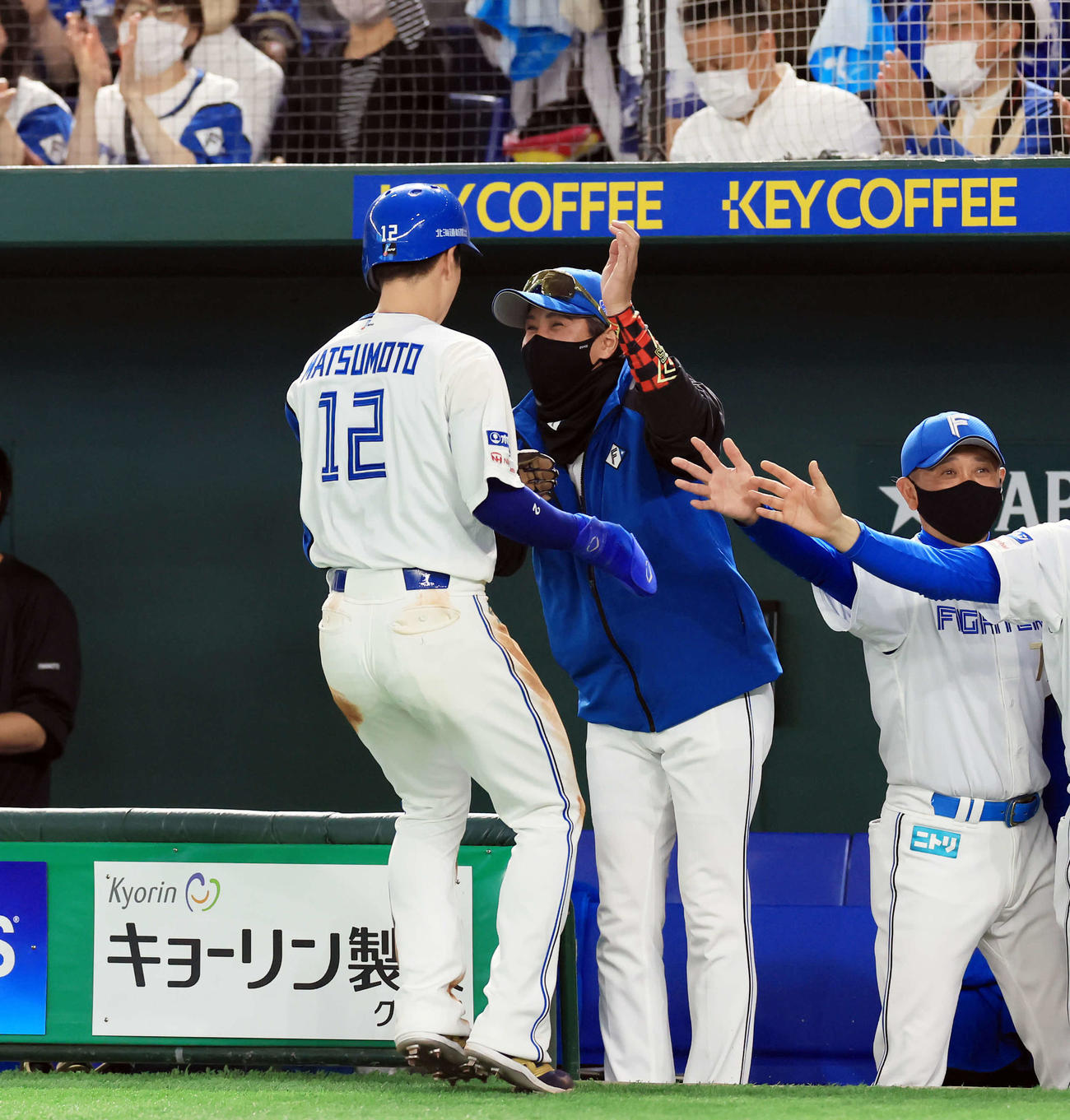 日本ハム対オリックス　4回裏日本ハム無死一、三塁、一塁走者石井が二塁盗塁を決めると、三塁走者松本剛（手前）も本塁盗塁で生還し、大喜びで迎える新庄監督（撮影・浅見桂子）