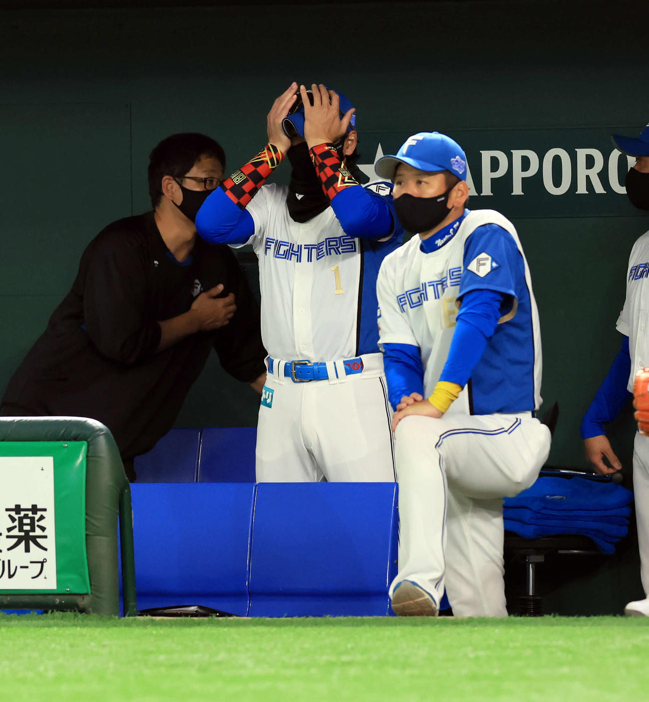 日本ハム対オリックス　8回表オリックスの攻撃中、頭をかかえるしぐさをする新庄監督（撮影・浅見桂子）