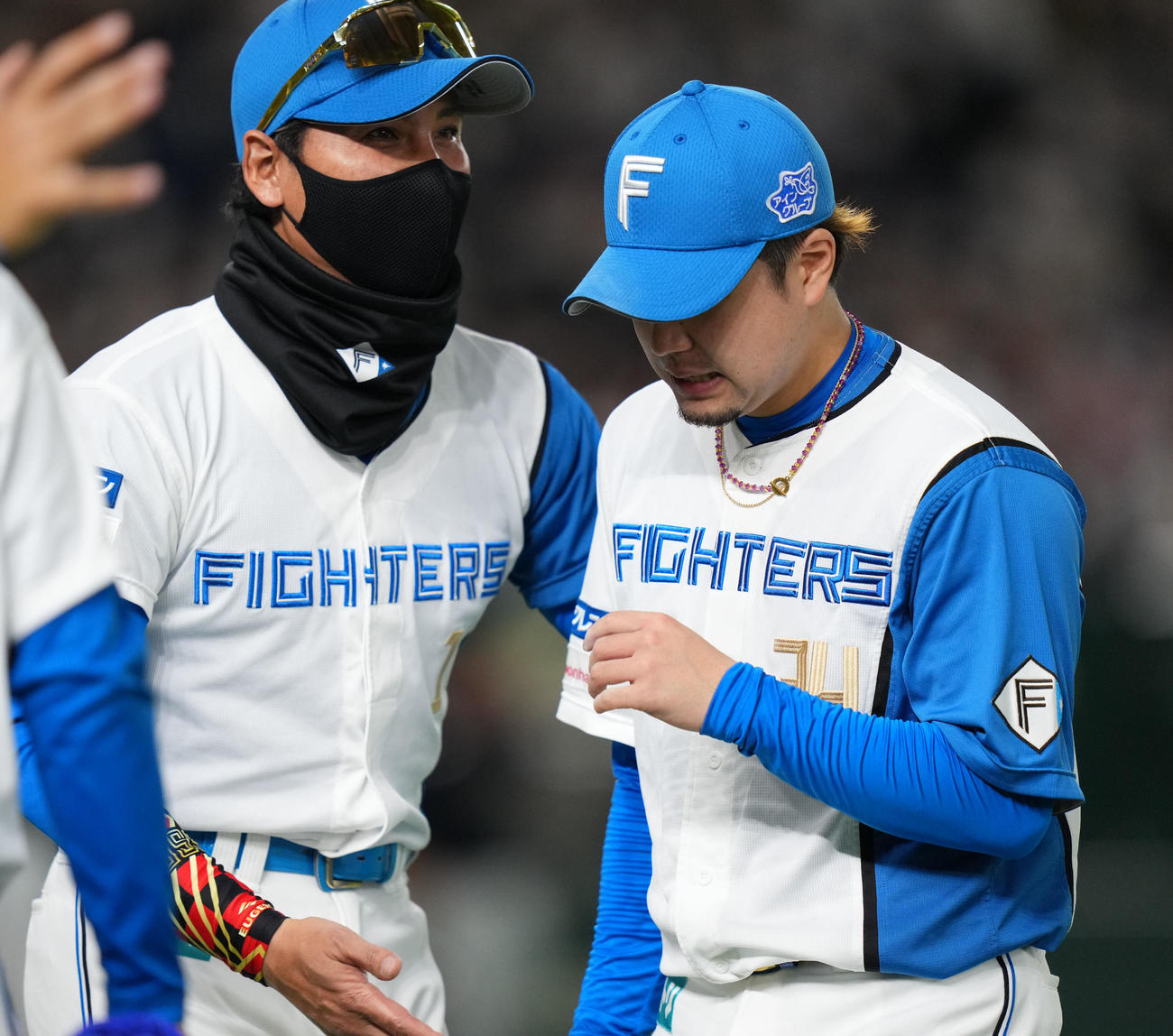 日本ハム対オリックス　10回表を終え日本ハム堀（右）に声をかける新庄監督（撮影・横山健太）