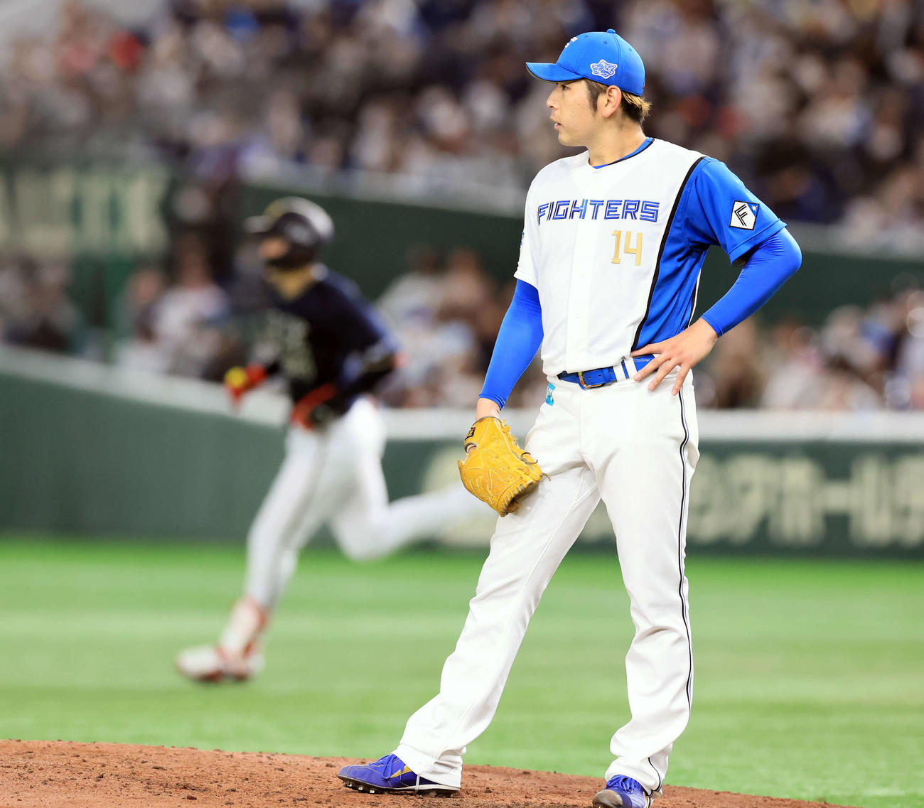 日本ハム対オリックス　8回表オリックス1死一塁、紅林（後方）に2点本塁打を許し、ぼうぜんとする加藤（撮影・浅見桂子）