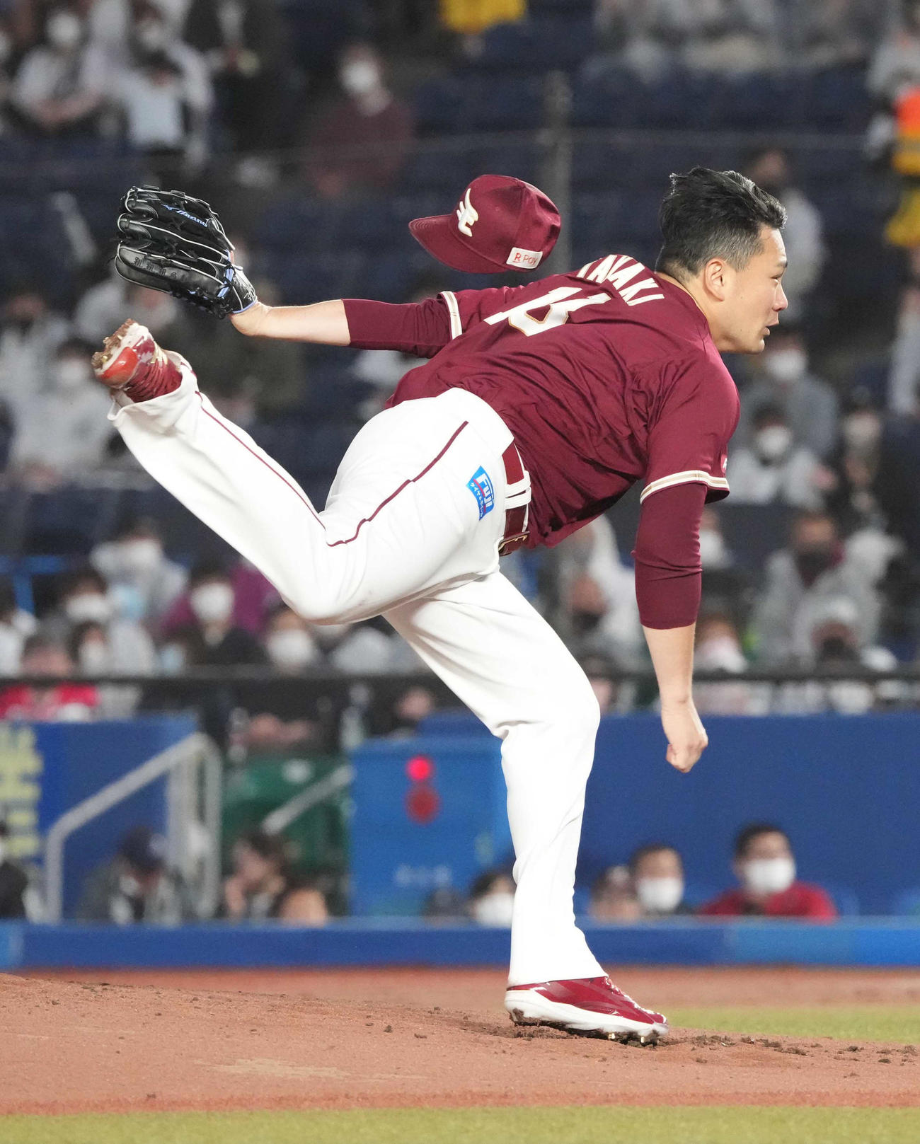ロッテ対楽天　強風で帽子を飛ばされながら力投する楽天先発の田中将（撮影・小沢裕）