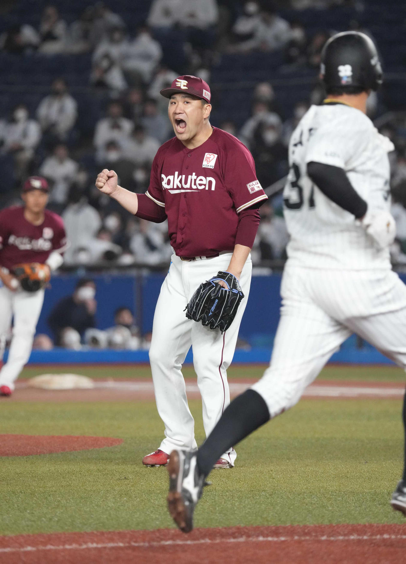 ロッテ対楽天　7回裏ロッテ2死二塁、代打菅野を遊ゴロに仕留めガッツポーズする田中将（撮影・小沢裕）
