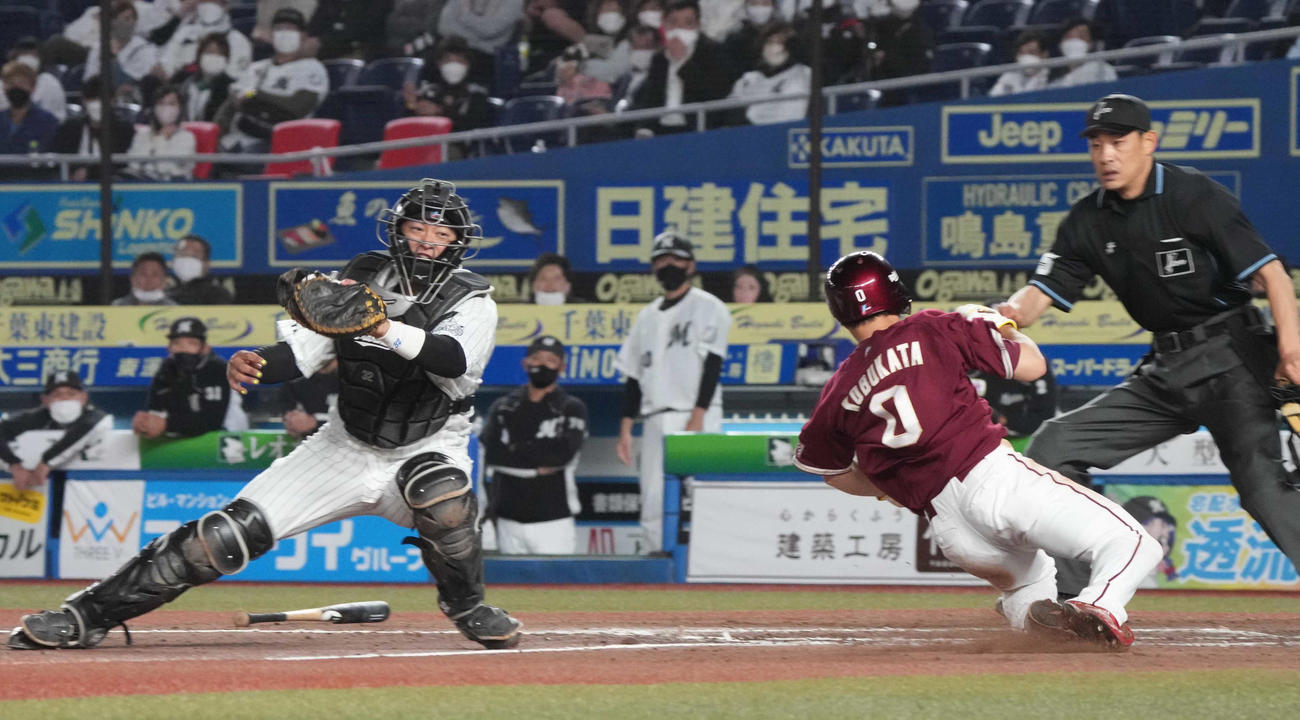 ロッテ対楽天　延長10回表楽天2死二塁、マルモレホスの右前適時打で勝ち越しの生還を果たす小深田。左はロッテ佐藤都（撮影・小沢裕）