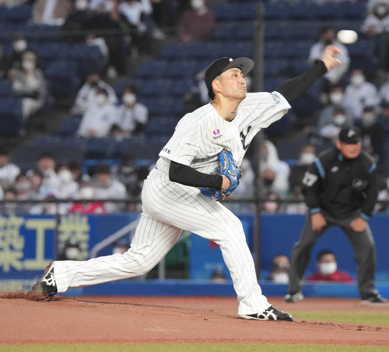 ロッテ対楽天　力投するロッテ先発の小島（撮影・小沢裕）