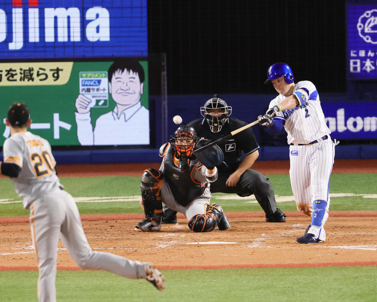 5回裏DeNA2死三塁、牧は右中間へ2点本塁打を放つ。投手戸郷（撮影・足立雅史）