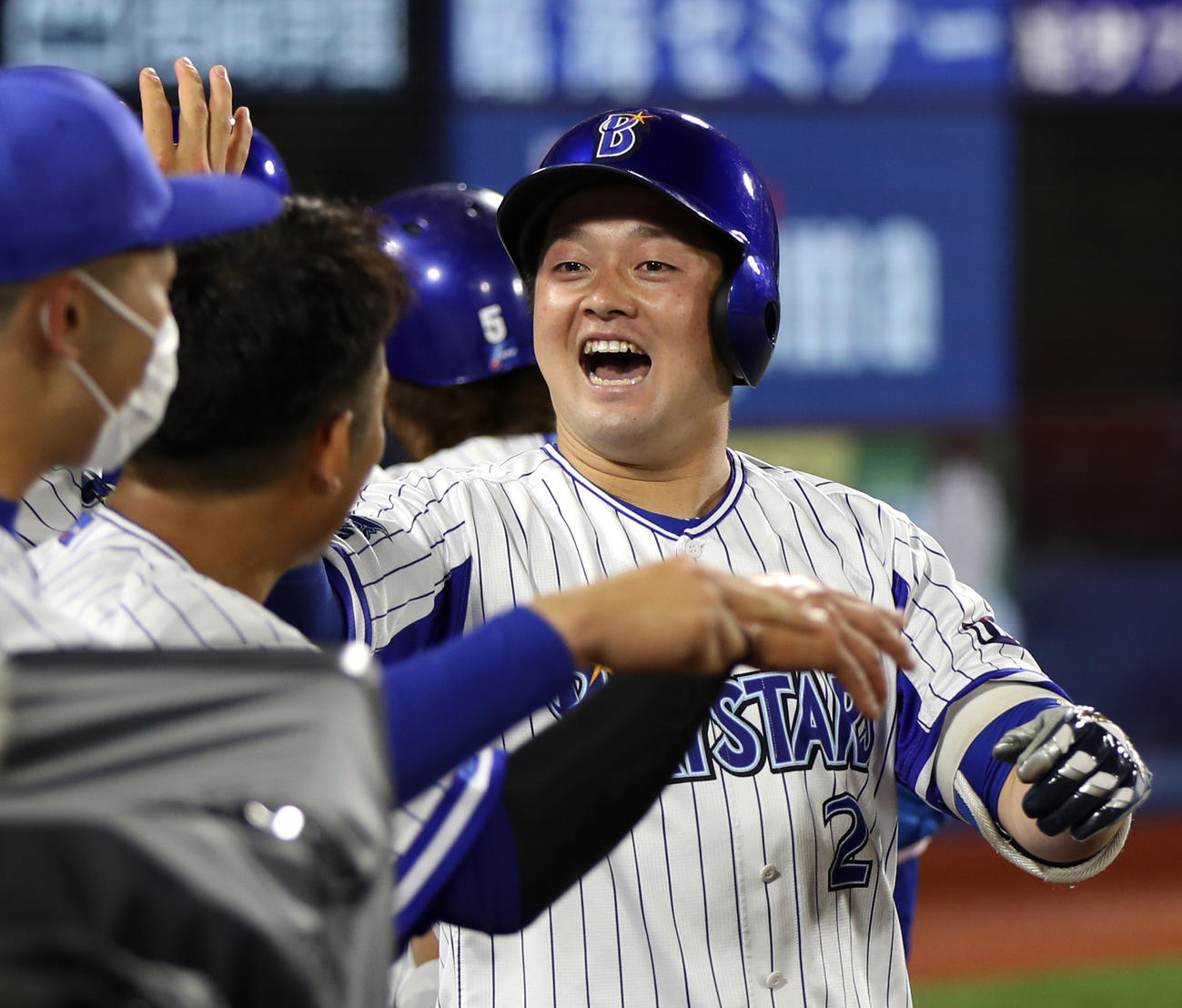 5回裏DeNA2死三塁、2点本塁打を放ちチームメートに迎えられる牧（撮影・狩俣裕三）