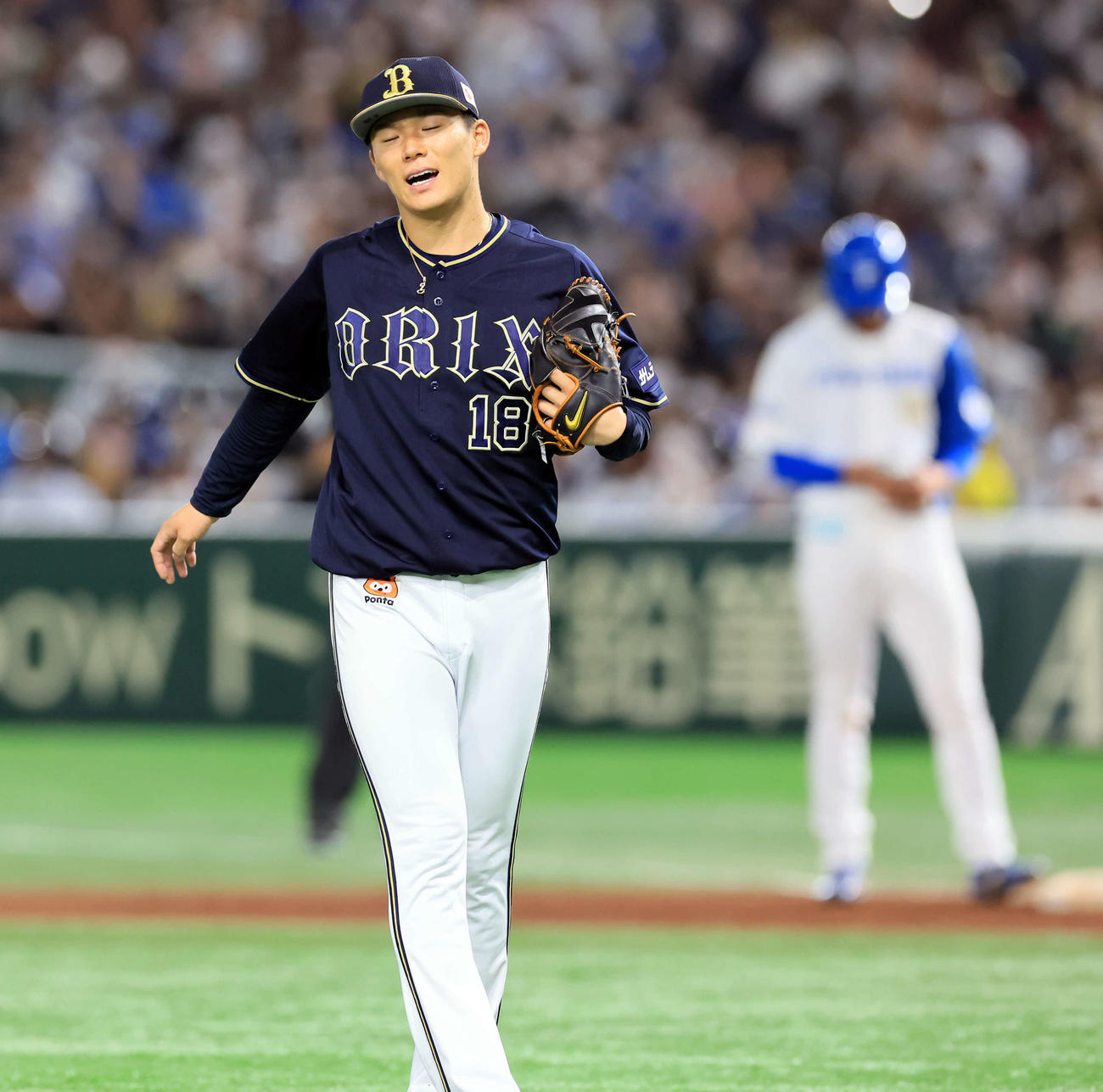 日本ハム対オリックス　4回裏日本ハム無死二、三塁、石井（後方）に右前適時打を許し、悔しそうな山本（撮影・浅見桂子）